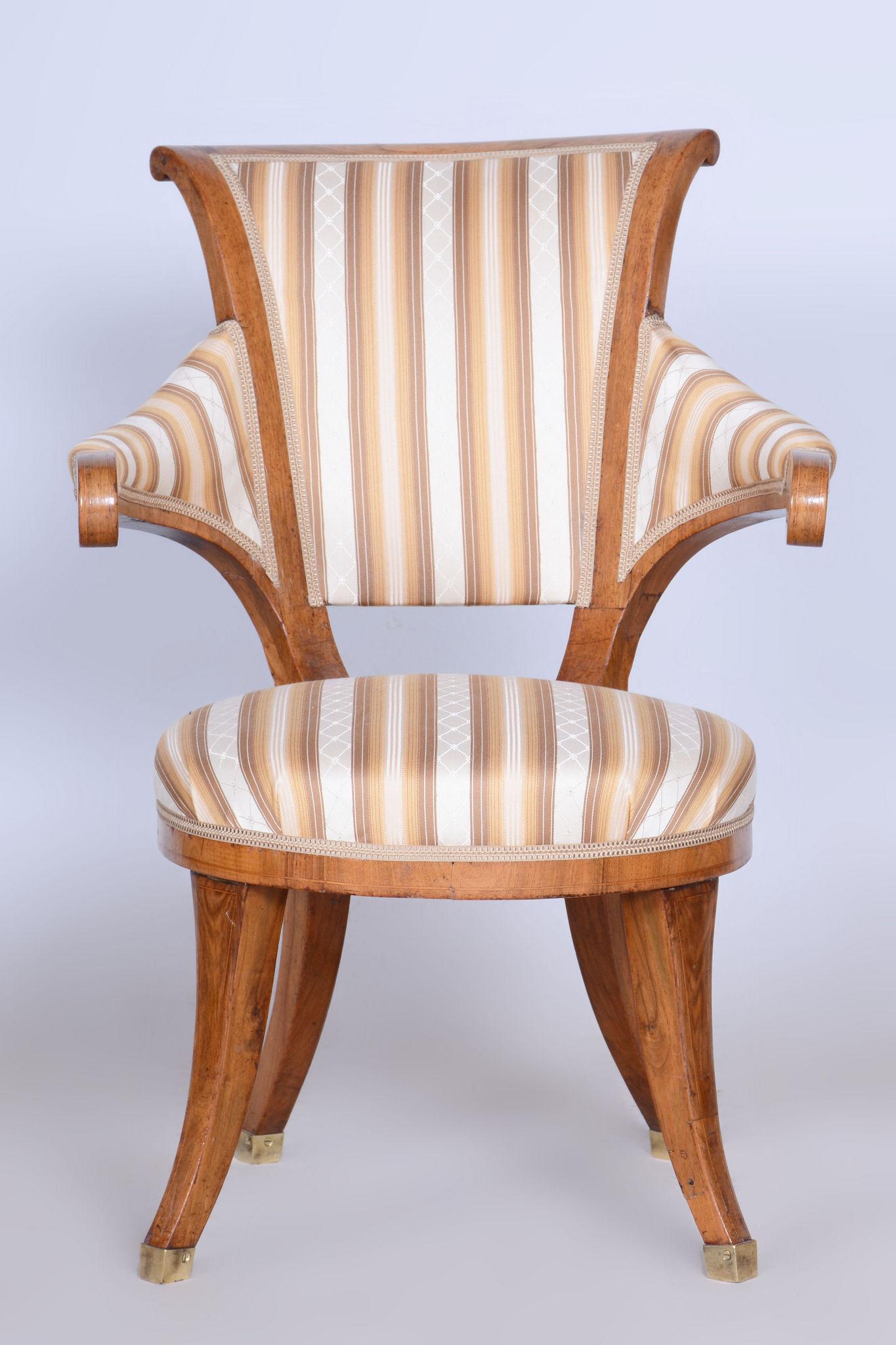 Restaurierter Biedermeier-Sessel aus Nussbaumholz, Josef Danhauser, Wien, Österreich, 1820er Jahre (Stoff) im Angebot