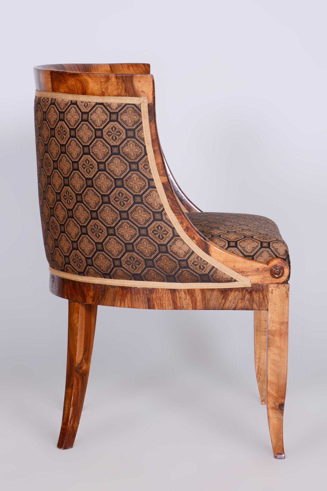 Restaurierter Biedermeier-Sessel aus Nussbaumholz, Wien, Österreich, 1820er Jahre (Frühes 19. Jahrhundert) im Angebot