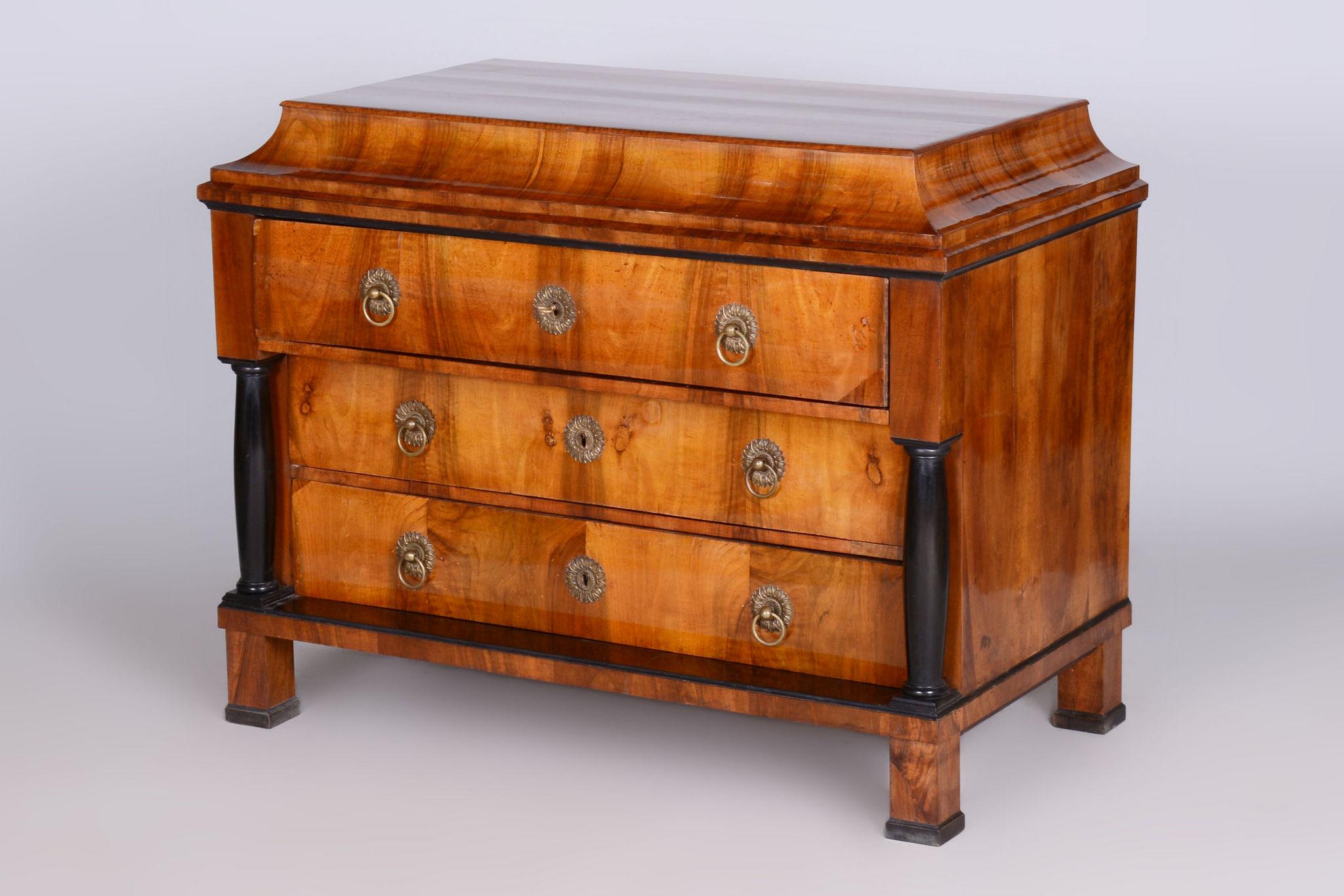Restored Biedermeier Walnut Chest of Drawers, High Gloss, Czechia, 1820s For Sale 8