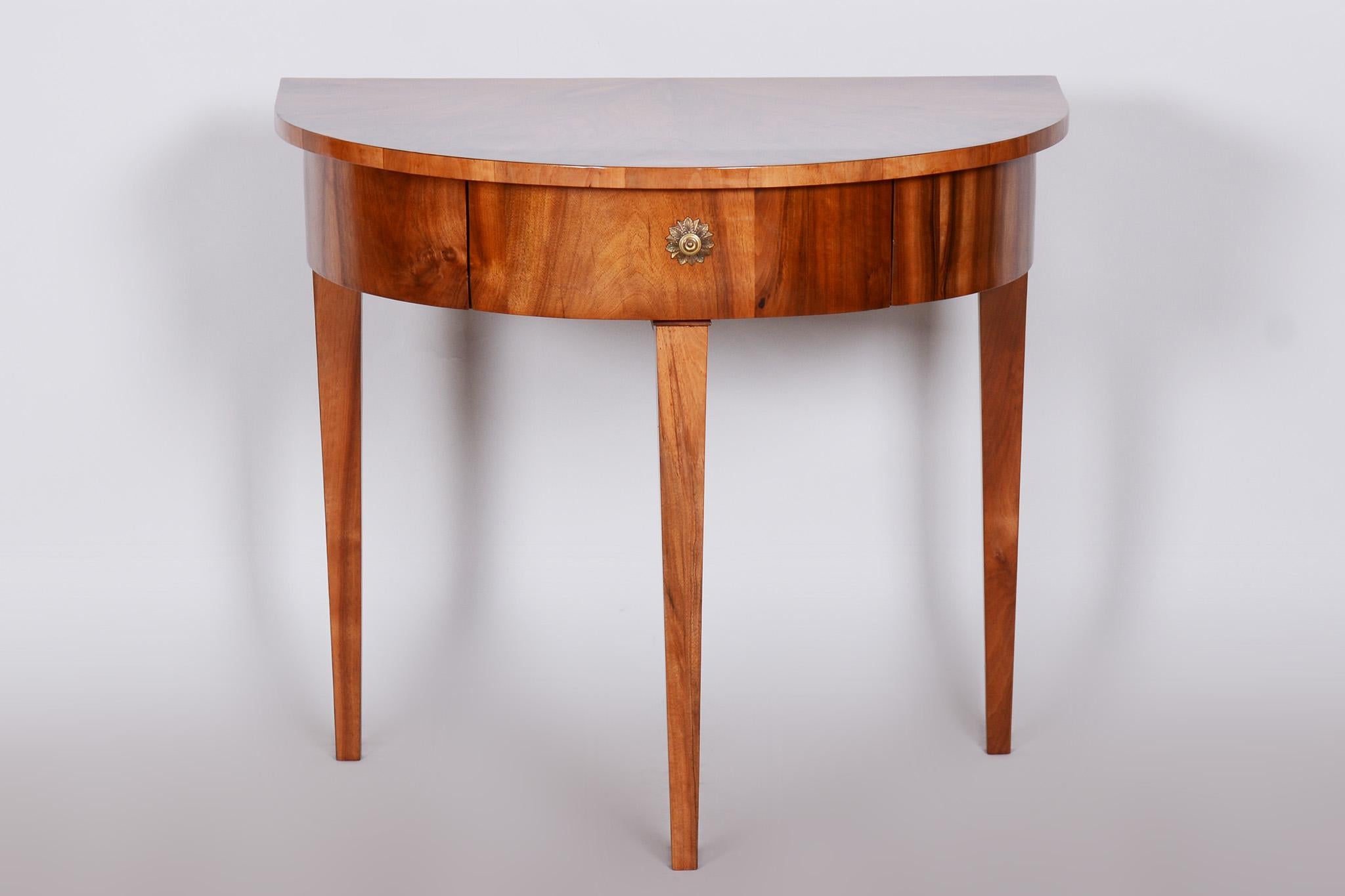 Restored Biedermeier walnut side table

Source: Czechia
Period: 1820-1829
Material: Walnut

Revived polish.