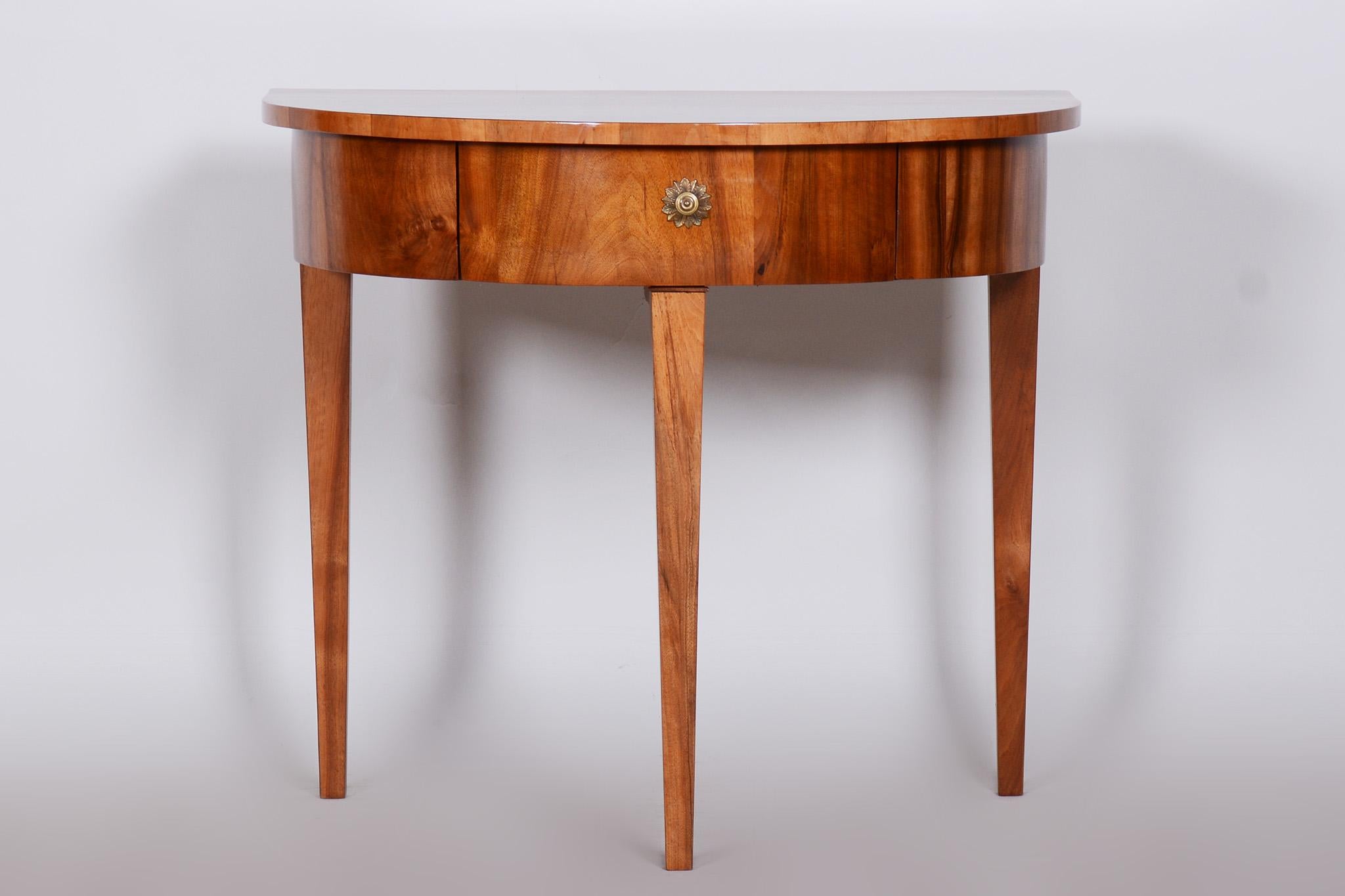 Restored Biedermeier Walnut Side Table, Revived Polish, Czechia, 1820s In Good Condition For Sale In Horomerice, CZ