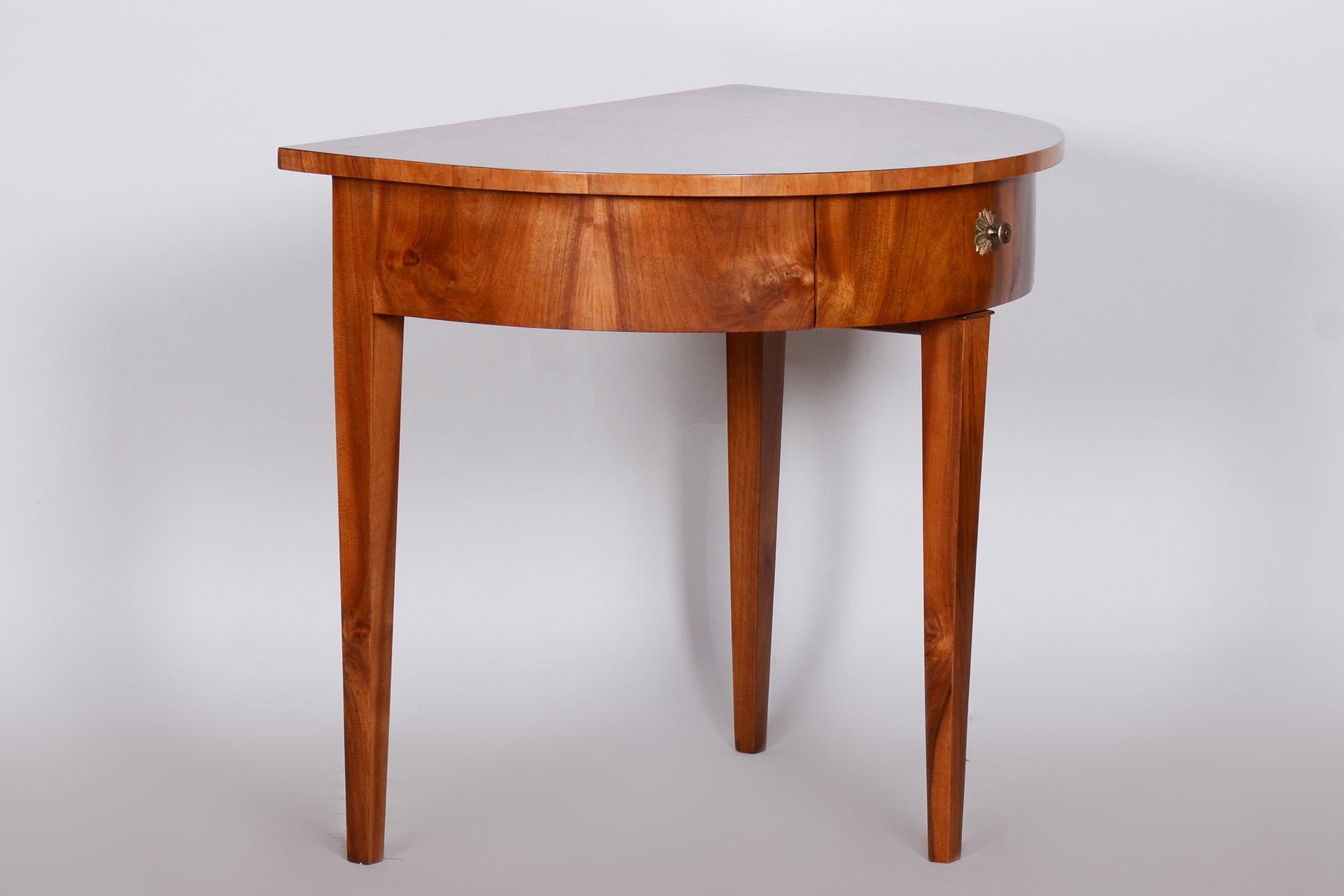 Restored Biedermeier Walnut Side Table, Revived Polish, Czechia, 1820s For Sale 2