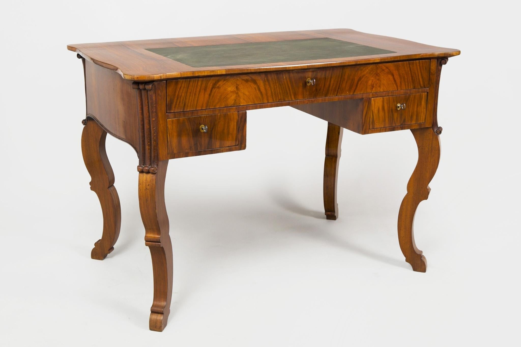 Restored Biedermeier Walnut Writing Desk, Revived Polish, Czech, 1830s For Sale 1