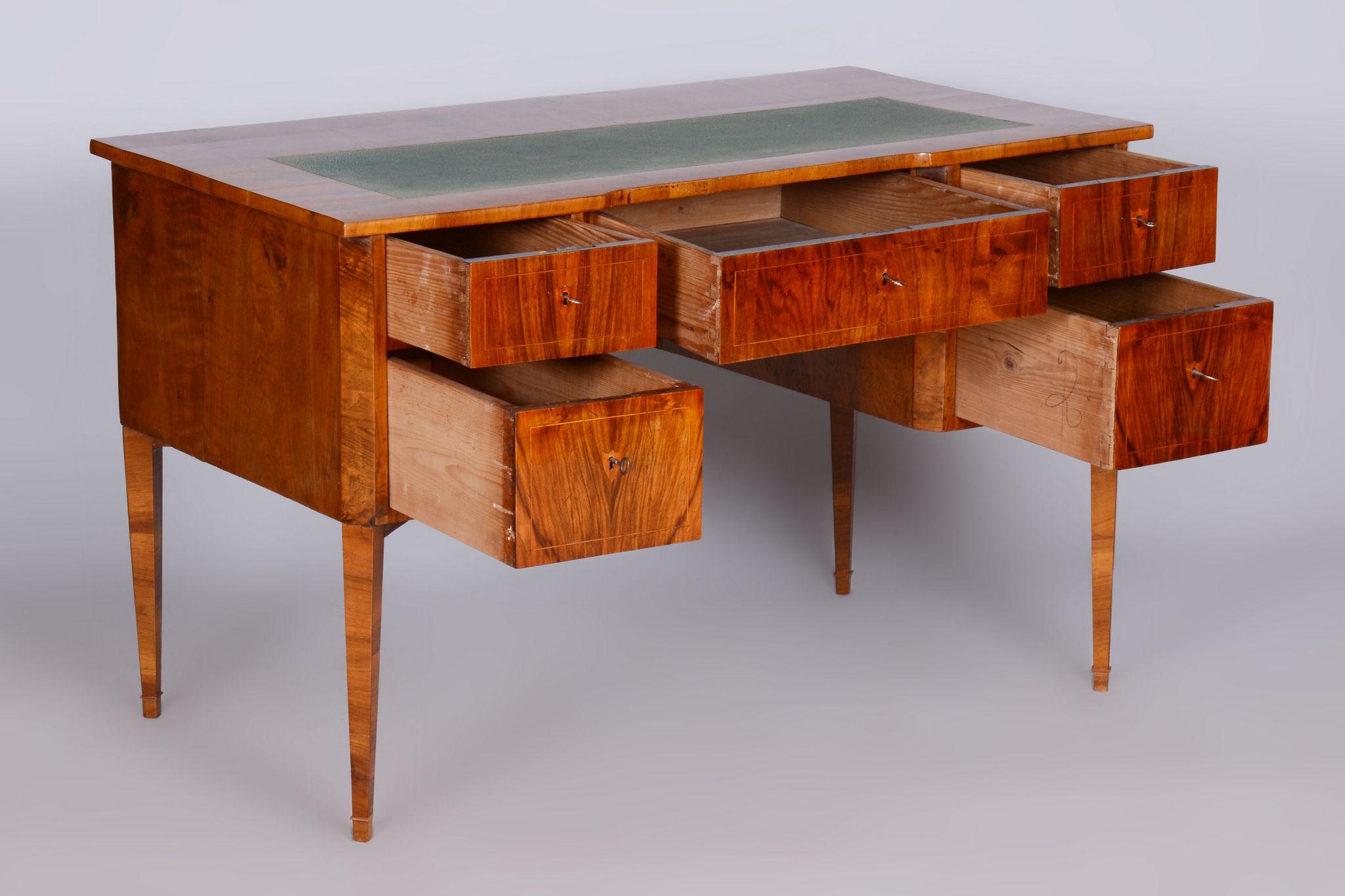 Restaurierter Biedermeier-Schreibtisch aus Nussbaumholz, neugotisch, tschechisch, 1830er Jahre im Angebot 8