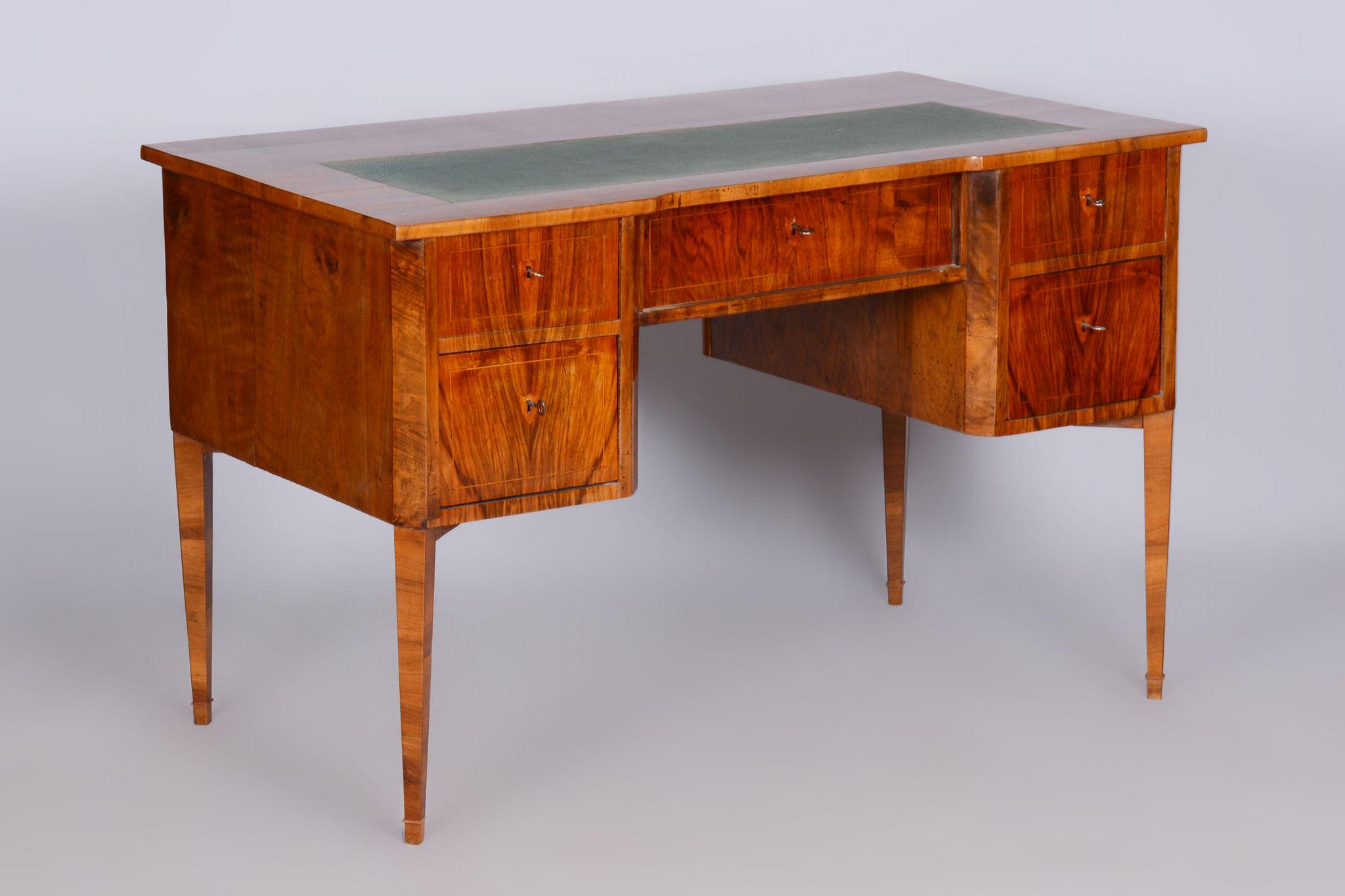 Restaurierter Biedermeier-Schreibtisch aus Nussbaumholz, neugotisch, tschechisch, 1830er Jahre im Angebot 9