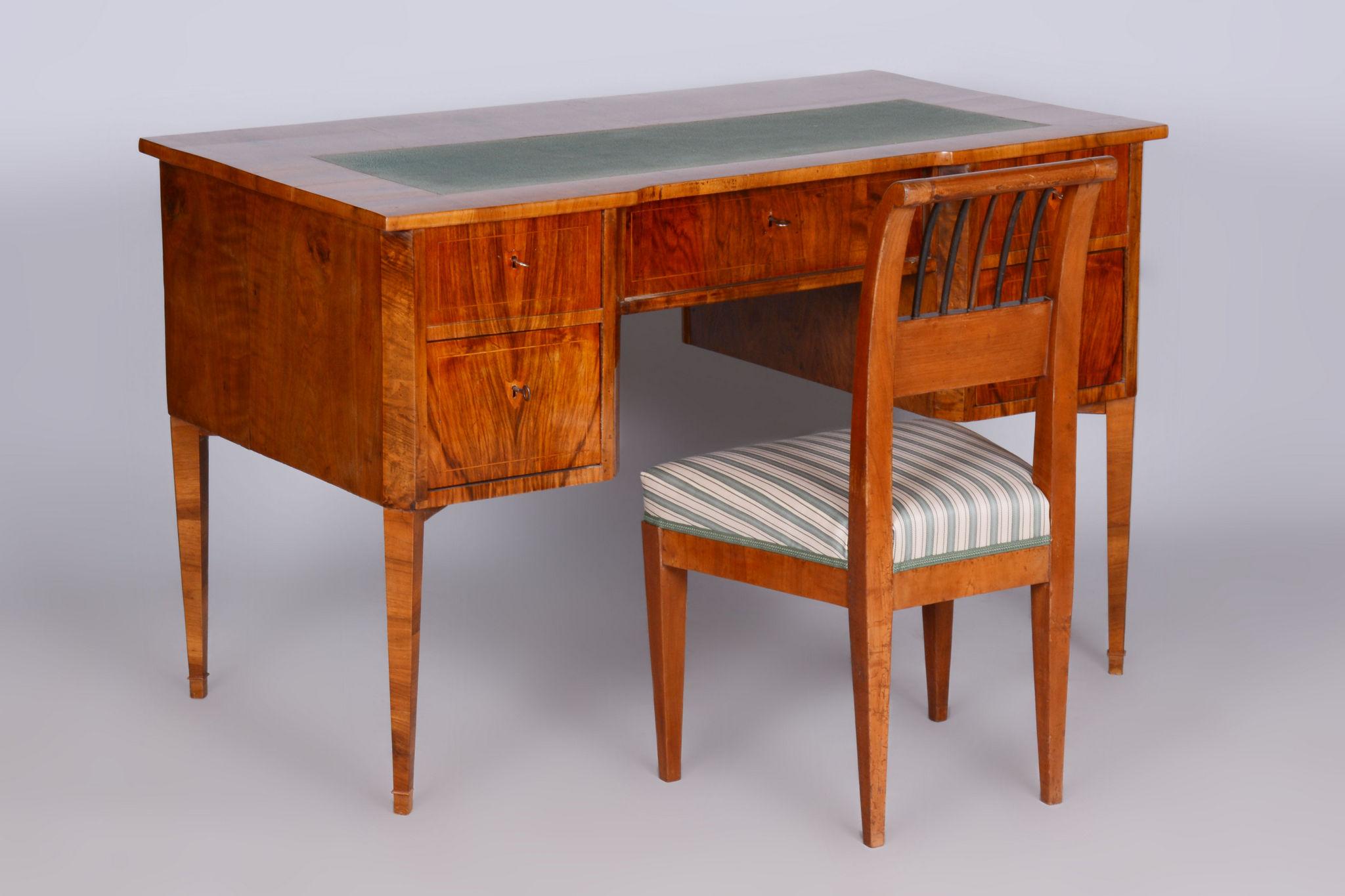 Restaurierter Biedermeier-Schreibtisch aus Nussbaumholz, neugotisch, tschechisch, 1830er Jahre im Angebot 10