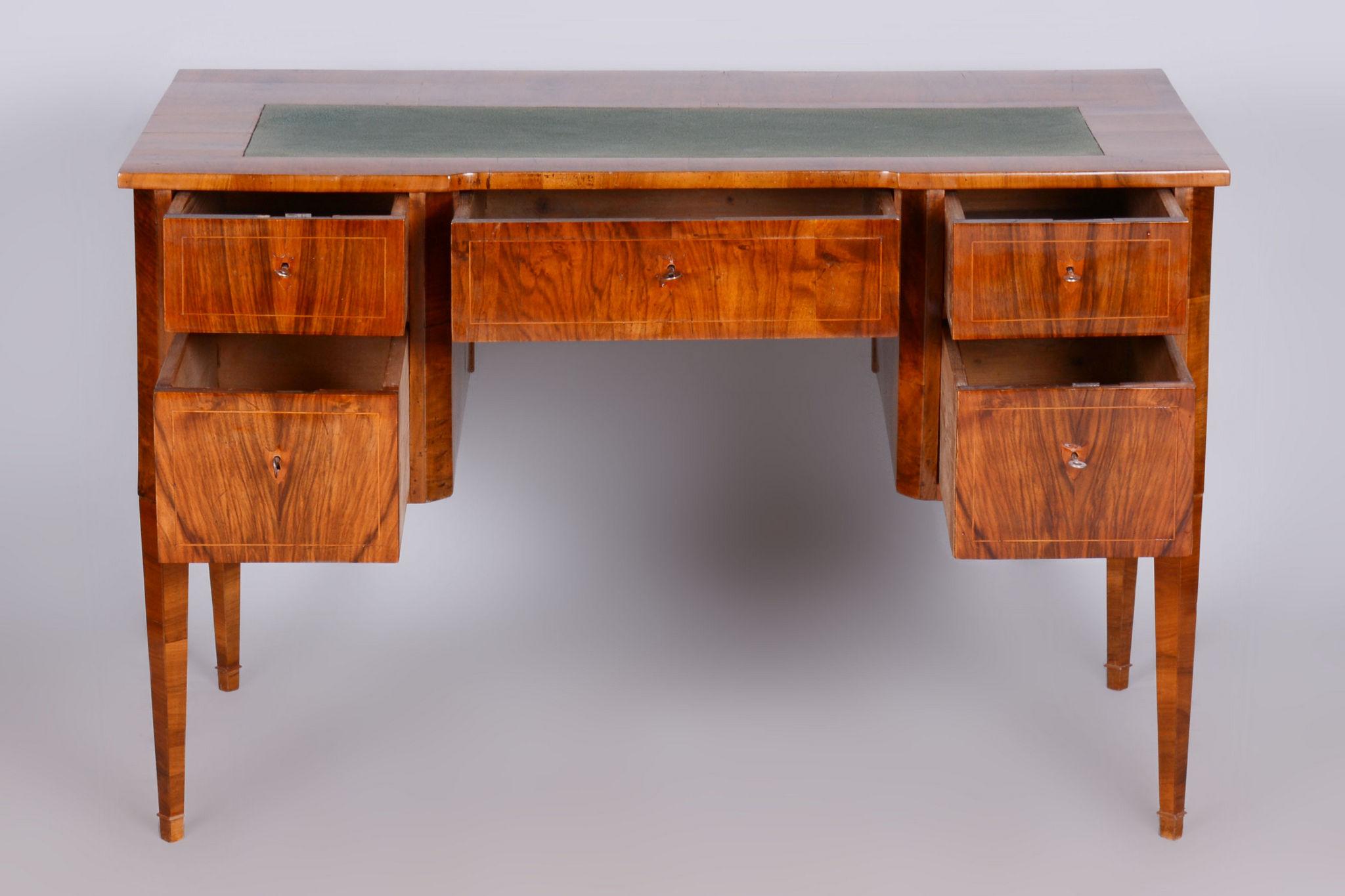 Restaurierter Biedermeier-Schreibtisch aus Nussbaumholz, neugotisch, tschechisch, 1830er Jahre im Angebot 11