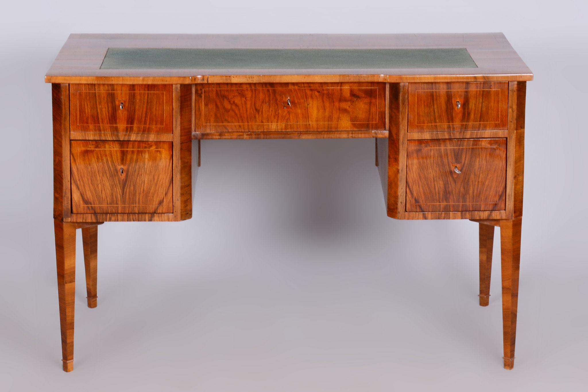 Restaurierter Biedermeier-Schreibtisch aus Nussbaumholz, neugotisch, tschechisch, 1830er Jahre im Angebot 12