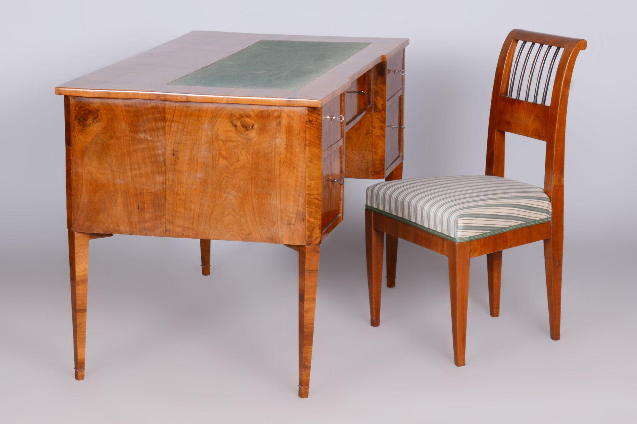 Restored Biedermeier Walnut Writing Desk, Revived Polish, Czechia, 1830s In Good Condition For Sale In Horomerice, CZ