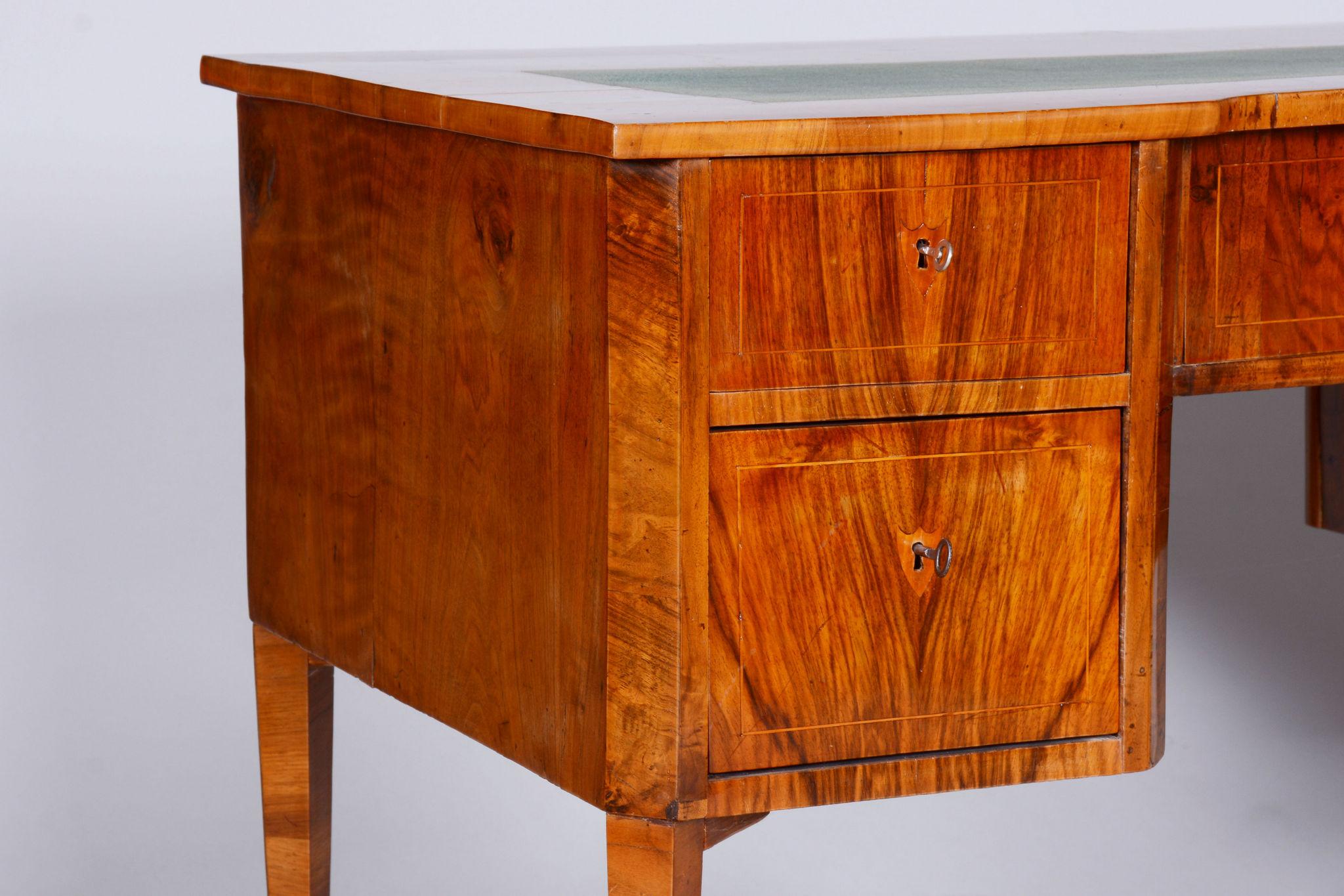 Restaurierter Biedermeier-Schreibtisch aus Nussbaumholz, neugotisch, tschechisch, 1830er Jahre im Angebot 1