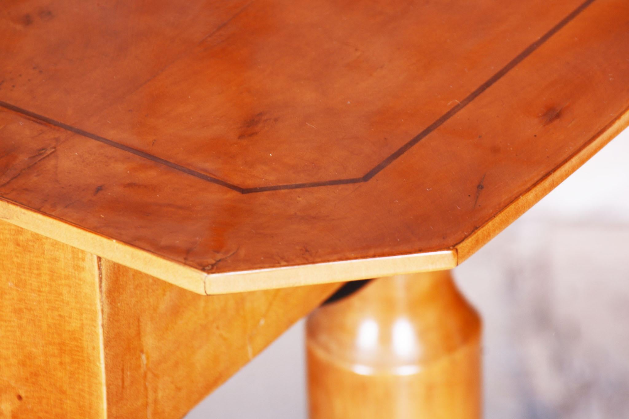Restaurierter Biedermeier-Schreibtisch, Spruce, Ahornfurnier, Österreich, 1830er Jahre im Angebot 4