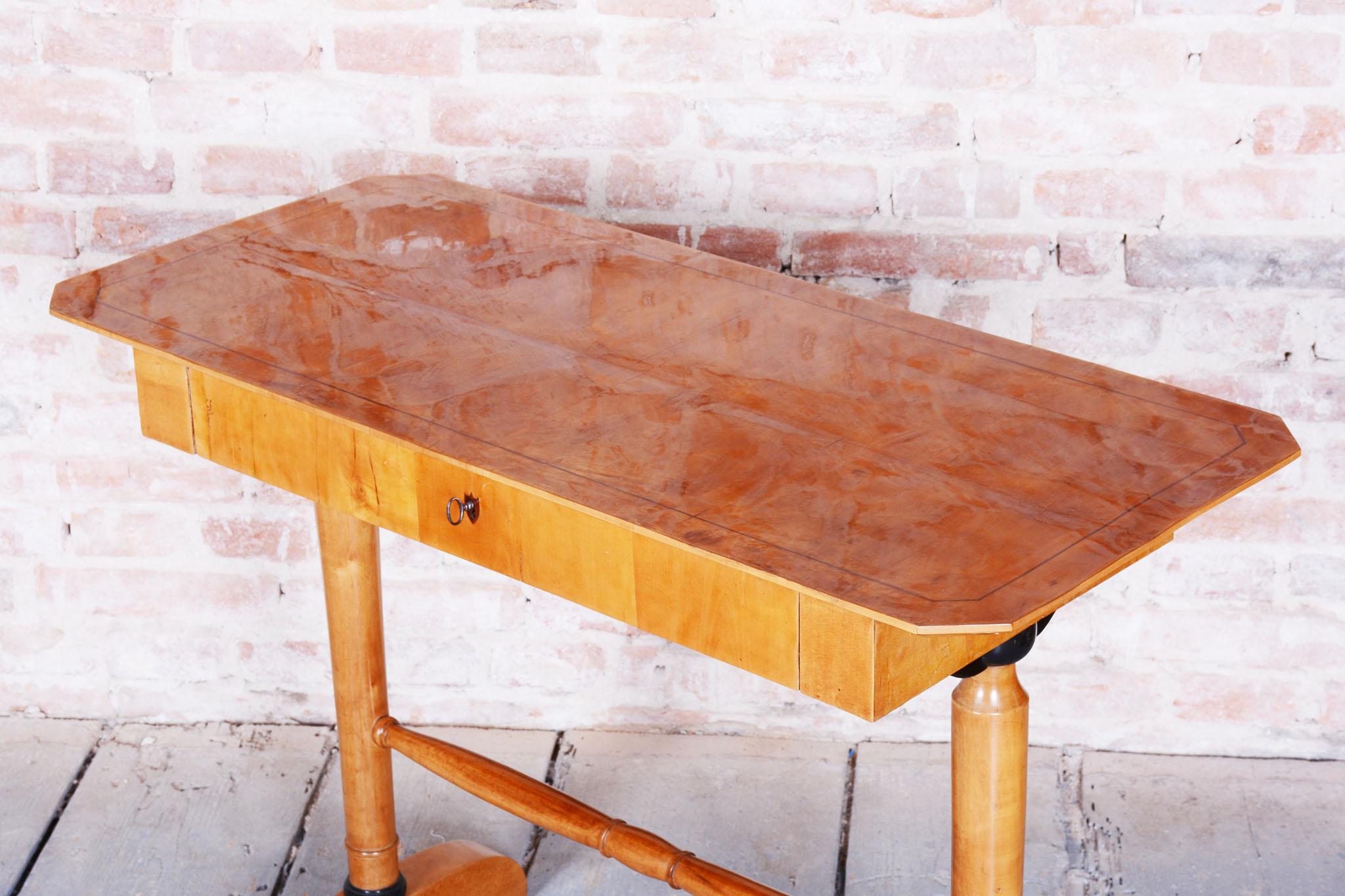 Restaurierter Biedermeier-Schreibtisch, Spruce, Ahornfurnier, Österreich, 1830er Jahre im Angebot 8