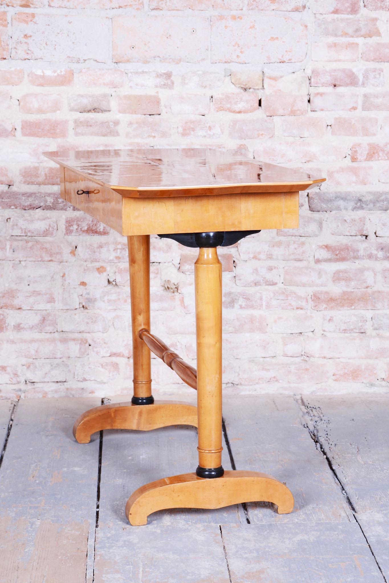 Restaurierter Biedermeier-Schreibtisch, Spruce, Ahornfurnier, Österreich, 1830er Jahre im Angebot 9