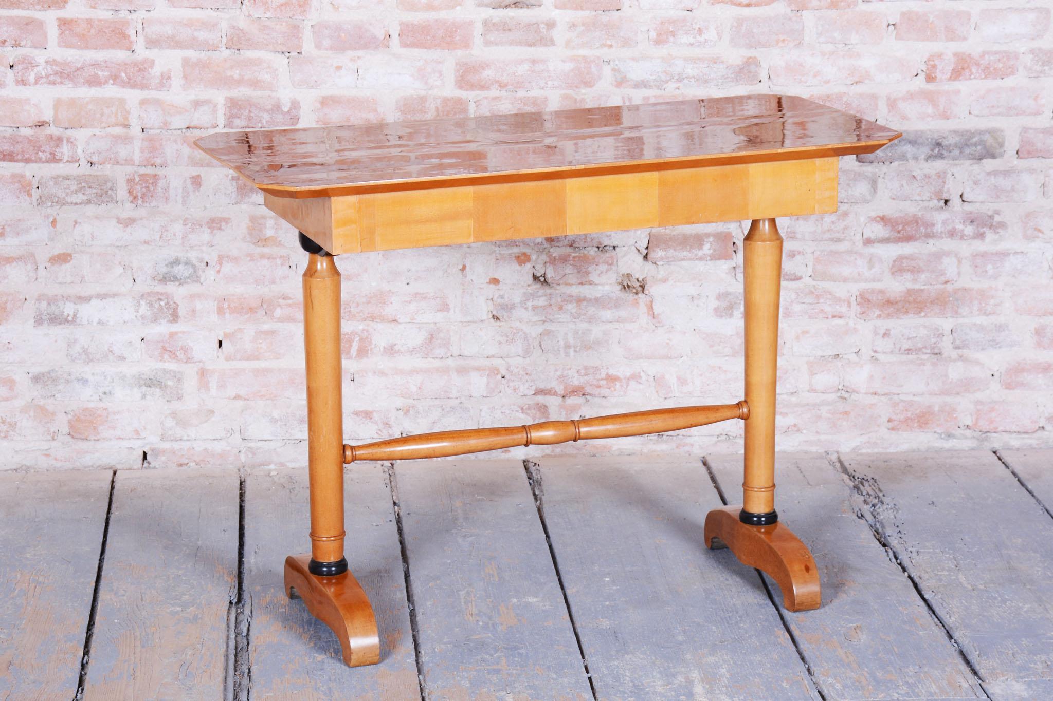 Restaurierter Biedermeier-Schreibtisch, Spruce, Ahornfurnier, Österreich, 1830er Jahre im Angebot 12
