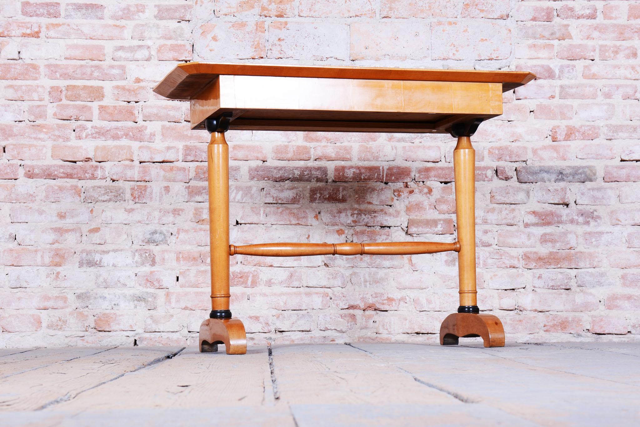 Restaurierter Biedermeier-Schreibtisch, Spruce, Ahornfurnier, Österreich, 1830er Jahre im Angebot 13