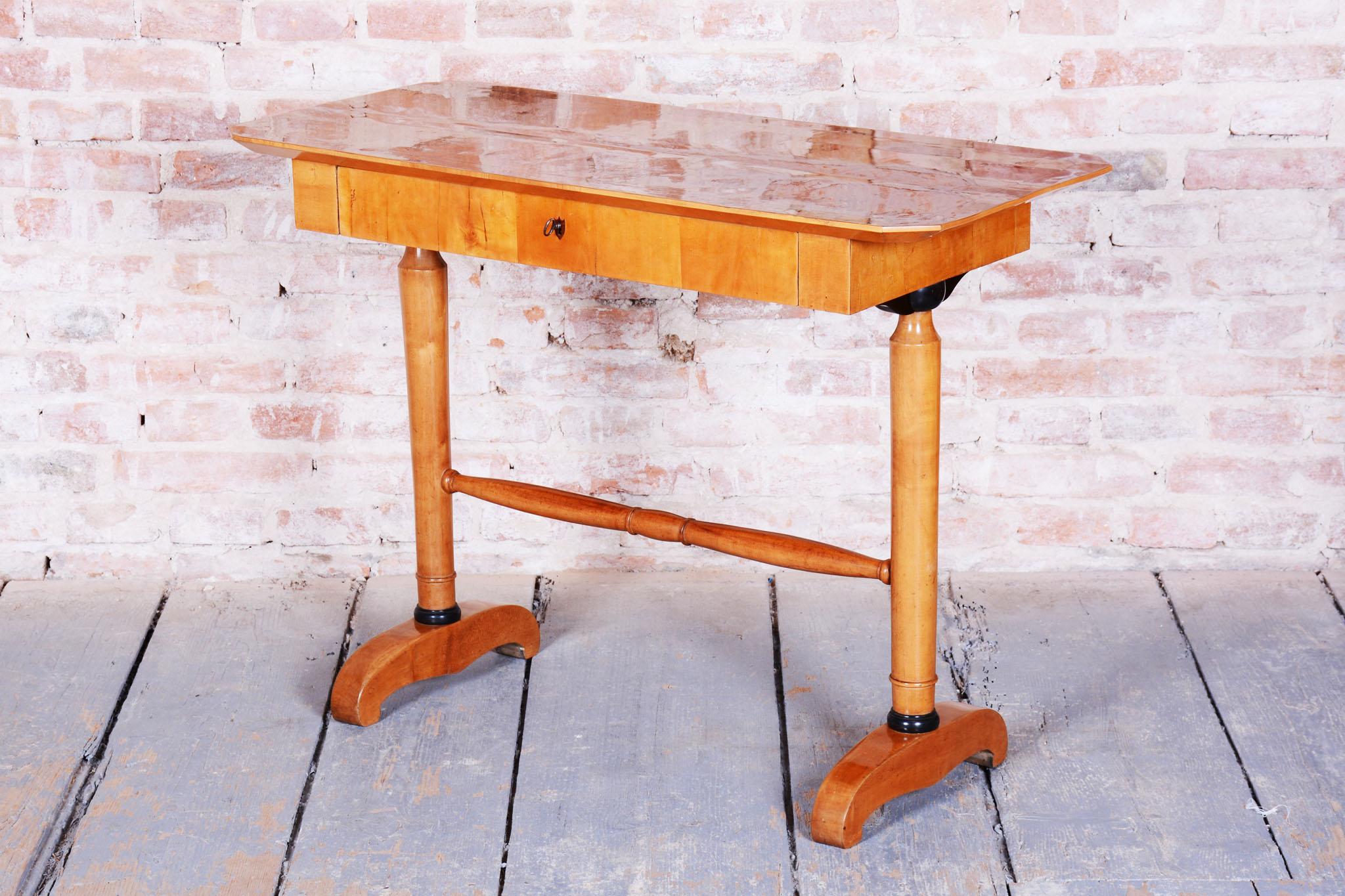 Restaurierter Biedermeier-Schreibtisch, Spruce, Ahornfurnier, Österreich, 1830er Jahre (Österreichisch) im Angebot