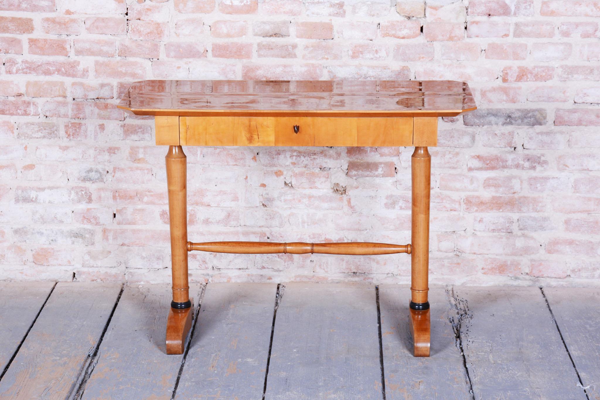 Restaurierter Biedermeier-Schreibtisch, Spruce, Ahornfurnier, Österreich, 1830er Jahre im Zustand „Gut“ im Angebot in Brandys nad Labem, Středočeský kraj