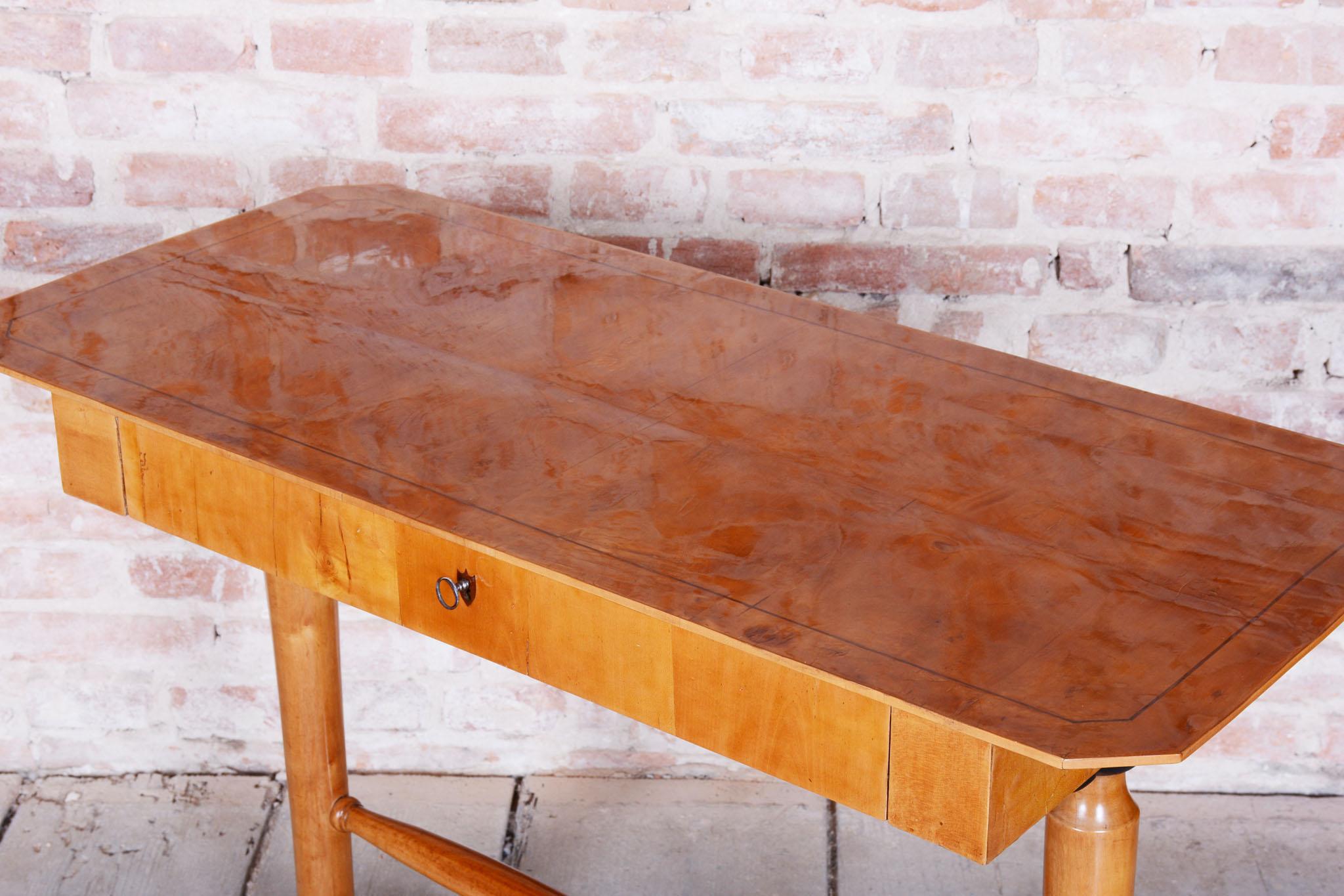 Restaurierter Biedermeier-Schreibtisch, Spruce, Ahornfurnier, Österreich, 1830er Jahre (19. Jahrhundert) im Angebot