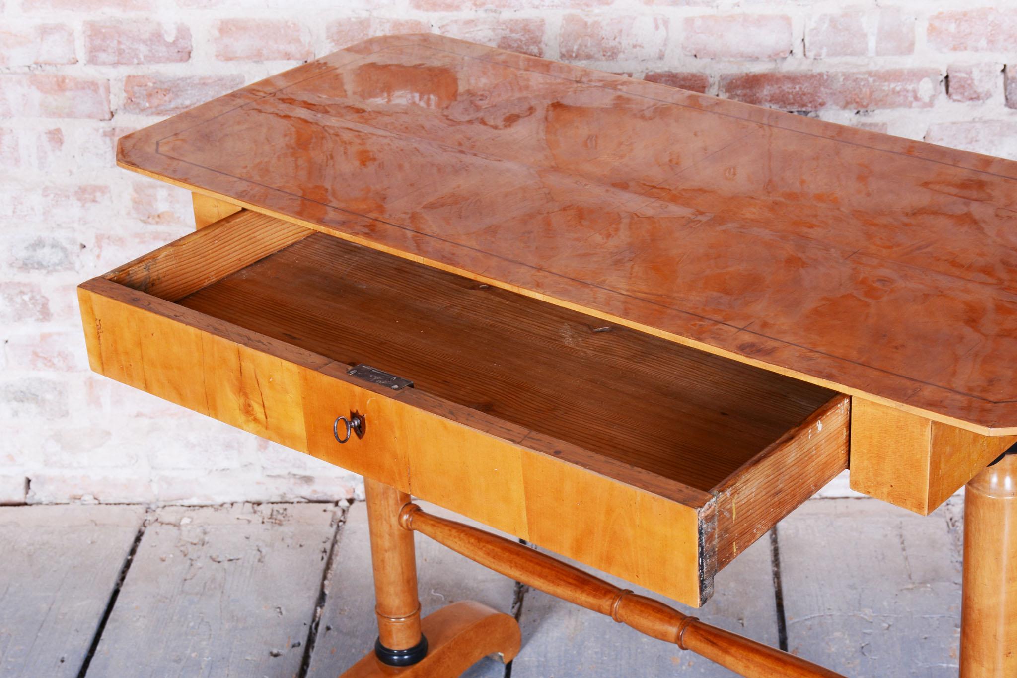 Restaurierter Biedermeier-Schreibtisch, Spruce, Ahornfurnier, Österreich, 1830er Jahre im Angebot 1