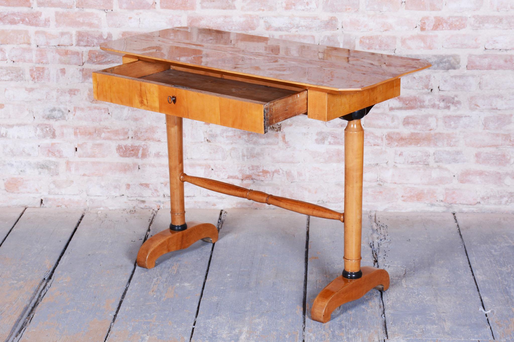 Restaurierter Biedermeier-Schreibtisch, Spruce, Ahornfurnier, Österreich, 1830er Jahre im Angebot 2