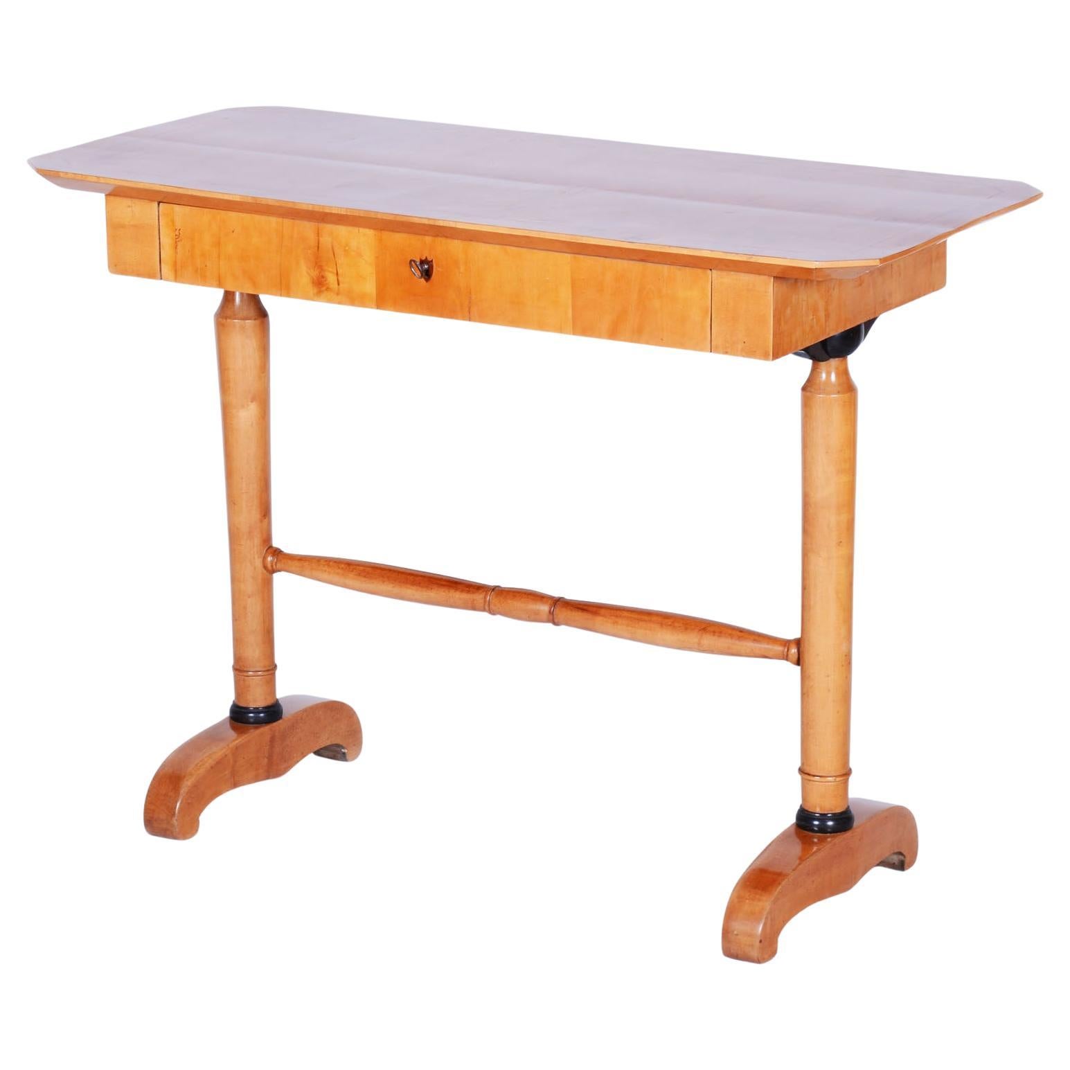 Escritorio Biedermeier restaurado, madera de abeto, chapado de arce, Austria, década de 1830
