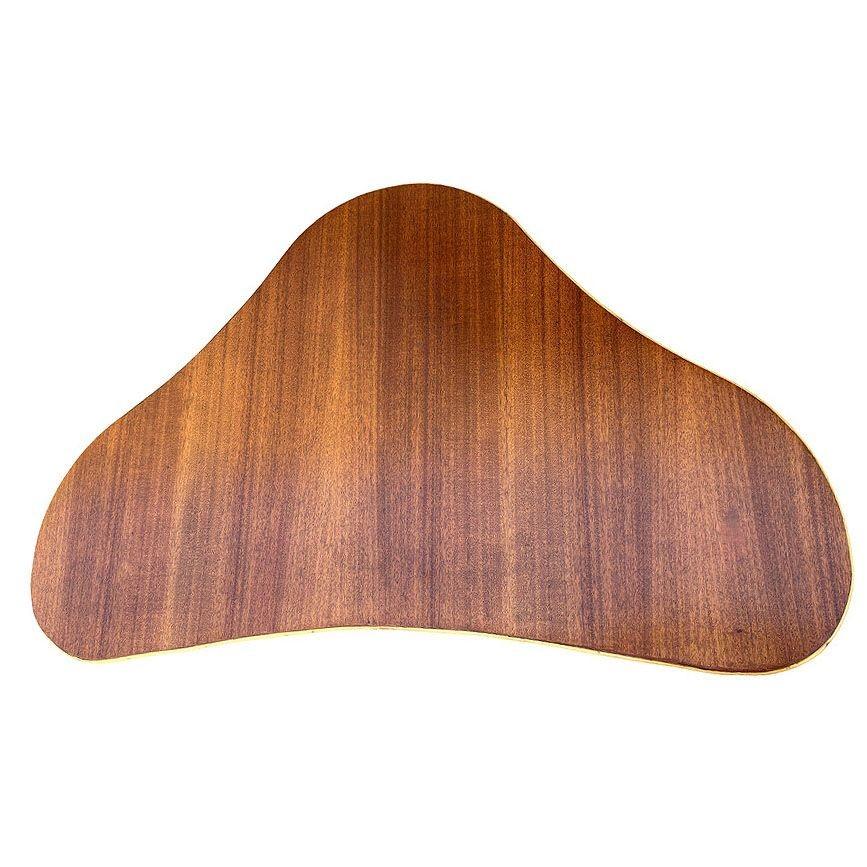 Cette table basse biomorphique en rotin en forme d'amibe, inspirée par Paul Frankl et magnifiquement restaurée, est composée d'un plateau en acajou avec une bordure en rotin le long du bord et de pieds en rotin empilés verticalement. Inspirée par