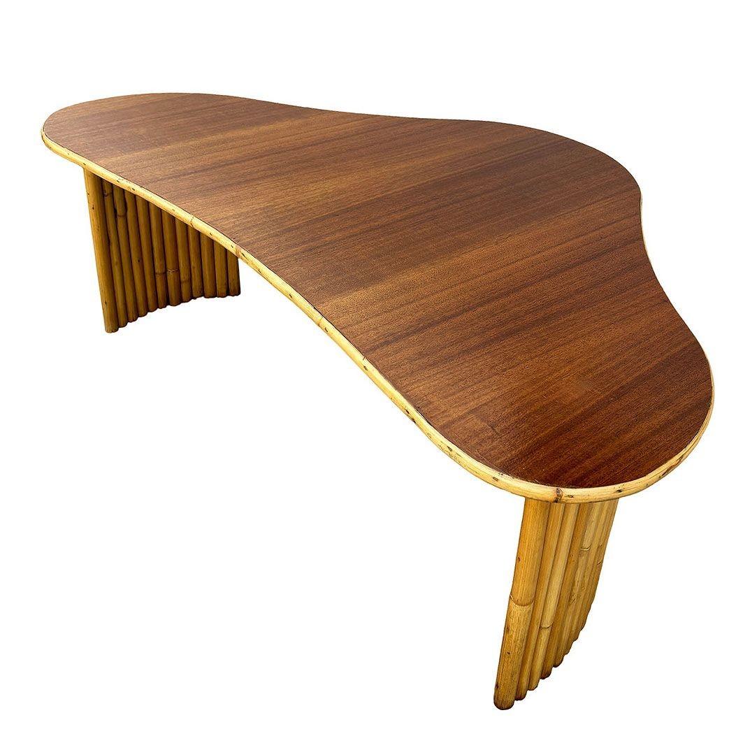 Américain Table basse biomorphe en acajou restaurée avec pieds en rotin empilés en vente