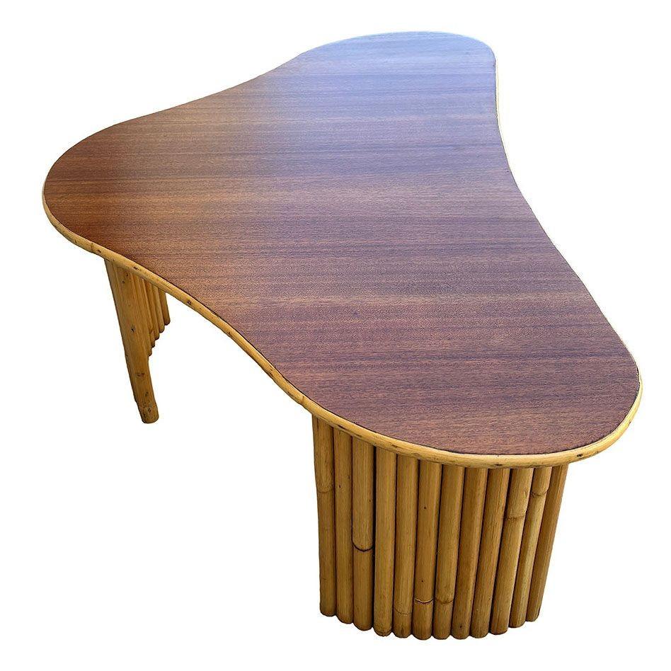 Table basse biomorphe en acajou restaurée avec pieds en rotin empilés Excellent état - En vente à Van Nuys, CA