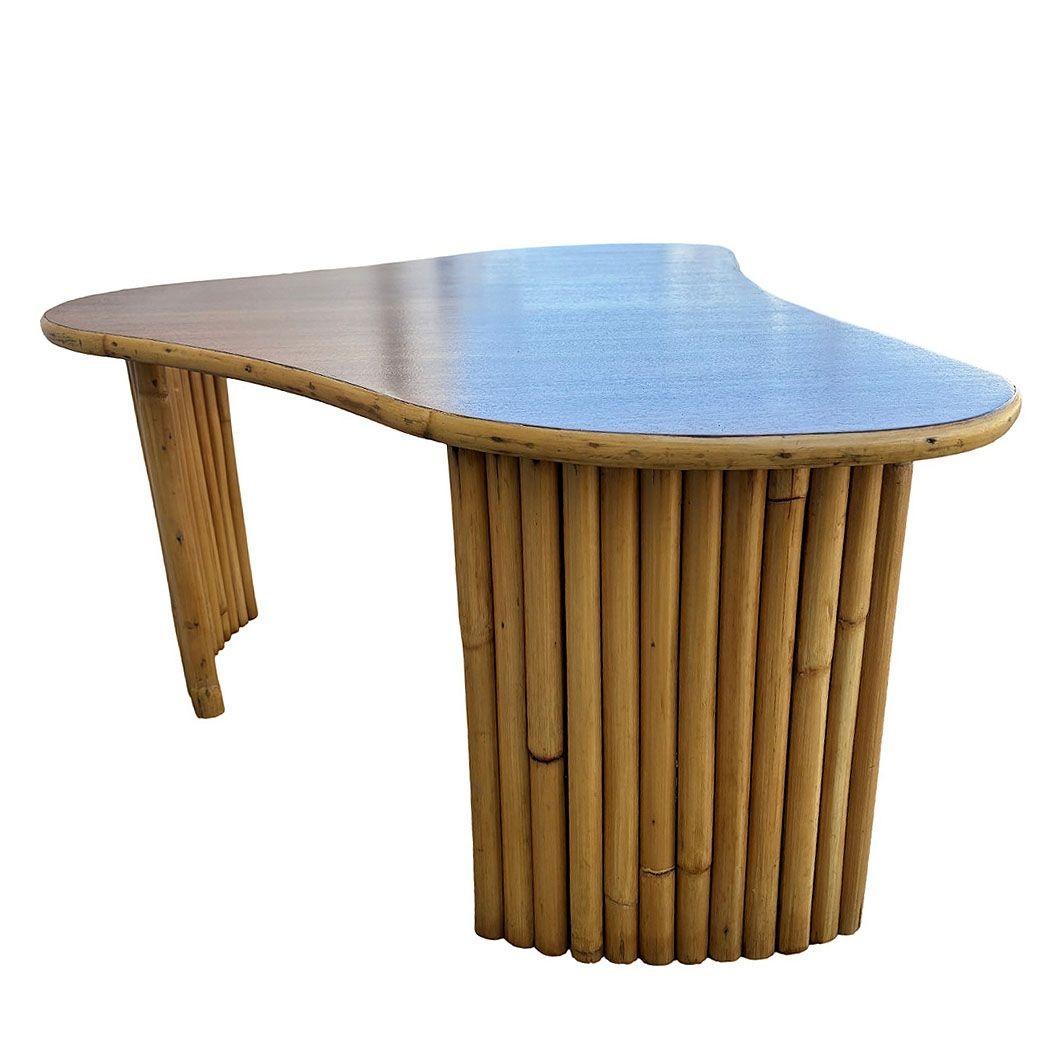 Milieu du XXe siècle Table basse biomorphe en acajou restaurée avec pieds en rotin empilés en vente