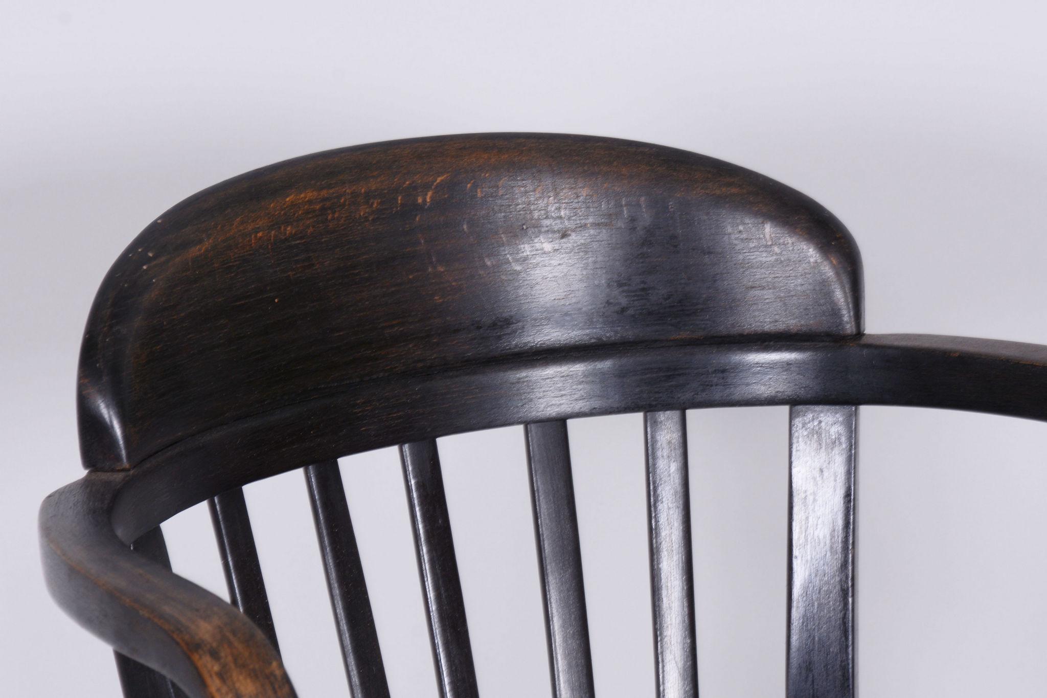 Restaurierter schwarzer Art-Déco-Sessel aus Buche, Thonet Company, Österreich, 1920er Jahre (Österreichisch) im Angebot