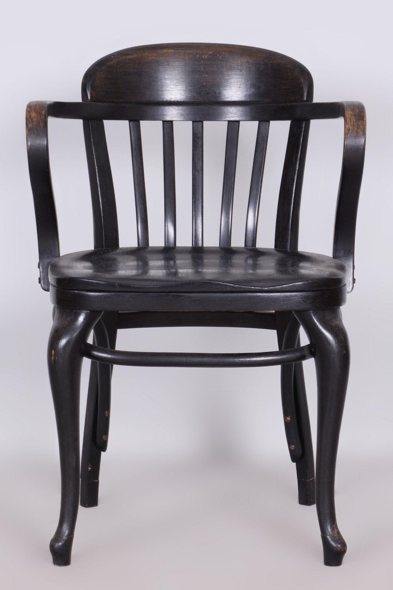 Restaurierter schwarzer Art-Déco-Sessel aus Buche, Thonet Company, Österreich, 1920er Jahre im Zustand „Gut“ im Angebot in Horomerice, CZ