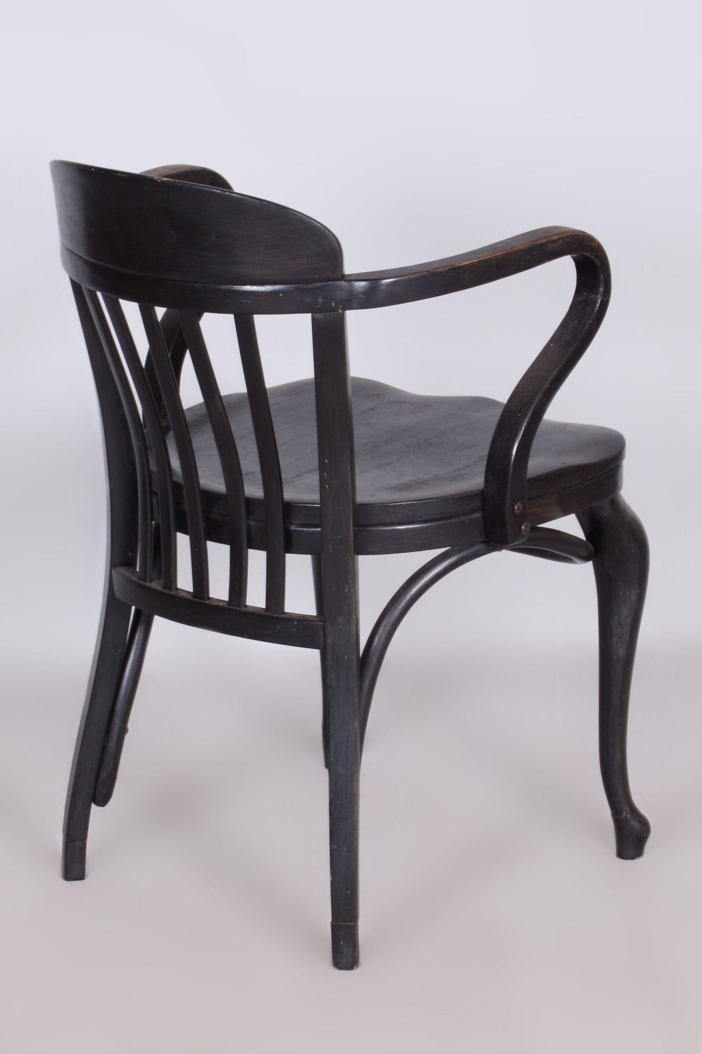 Restaurierter schwarzer Art-Déco-Sessel aus Buche, Thonet Company, Österreich, 1920er Jahre (Holz) im Angebot