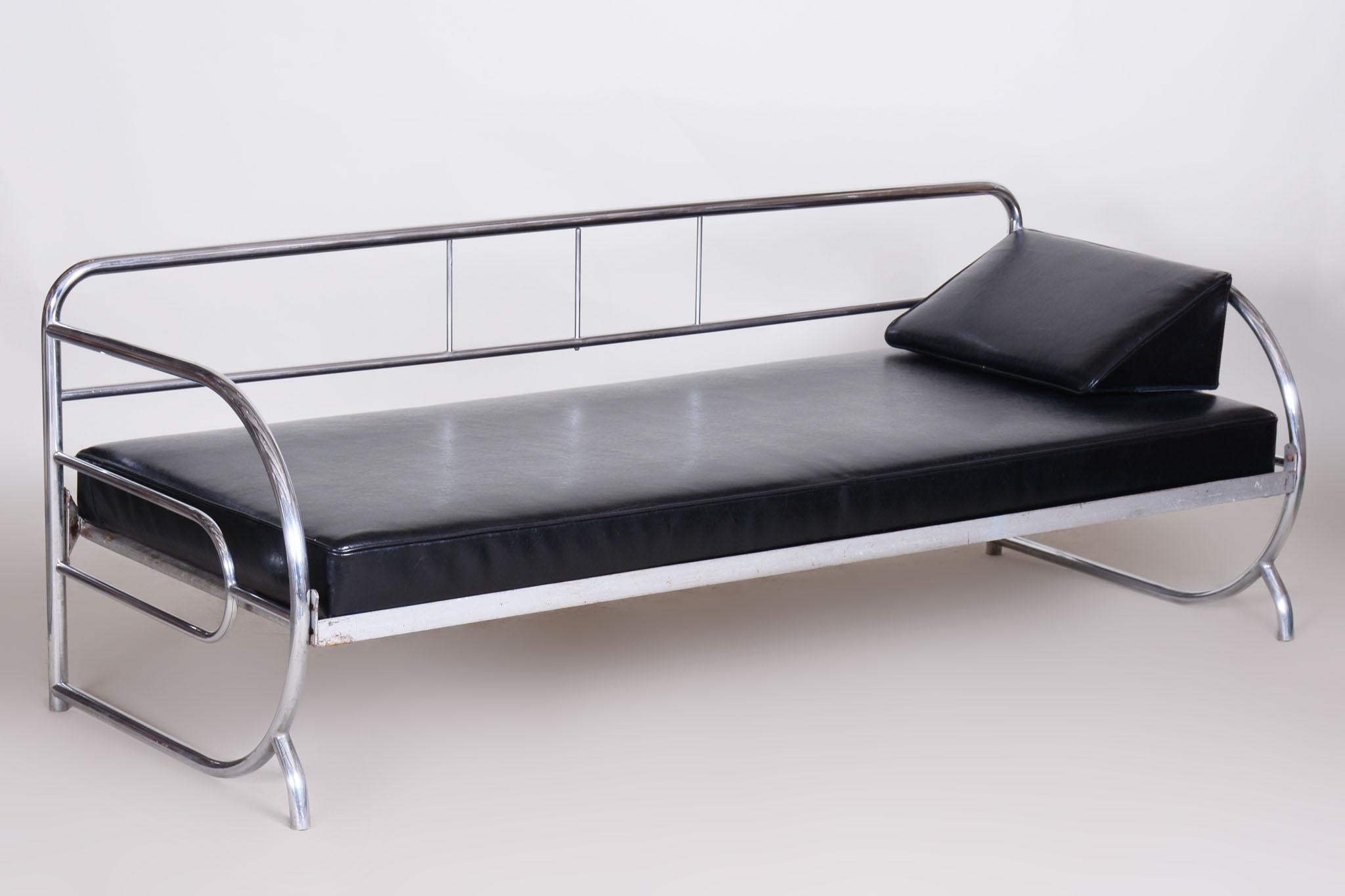 Restauriertes schwarzes Bauhaus-Sofa von Robert Slezak.

Quelle: Tschechische Republik (Tschechoslowakei)
Zeitraum: 1930-1939
Anzahl der Sitze: 3
MATERIAL: Verchromter Stahl, hochwertiges Leder

Entworfen vom renommierten tschechischen Designer