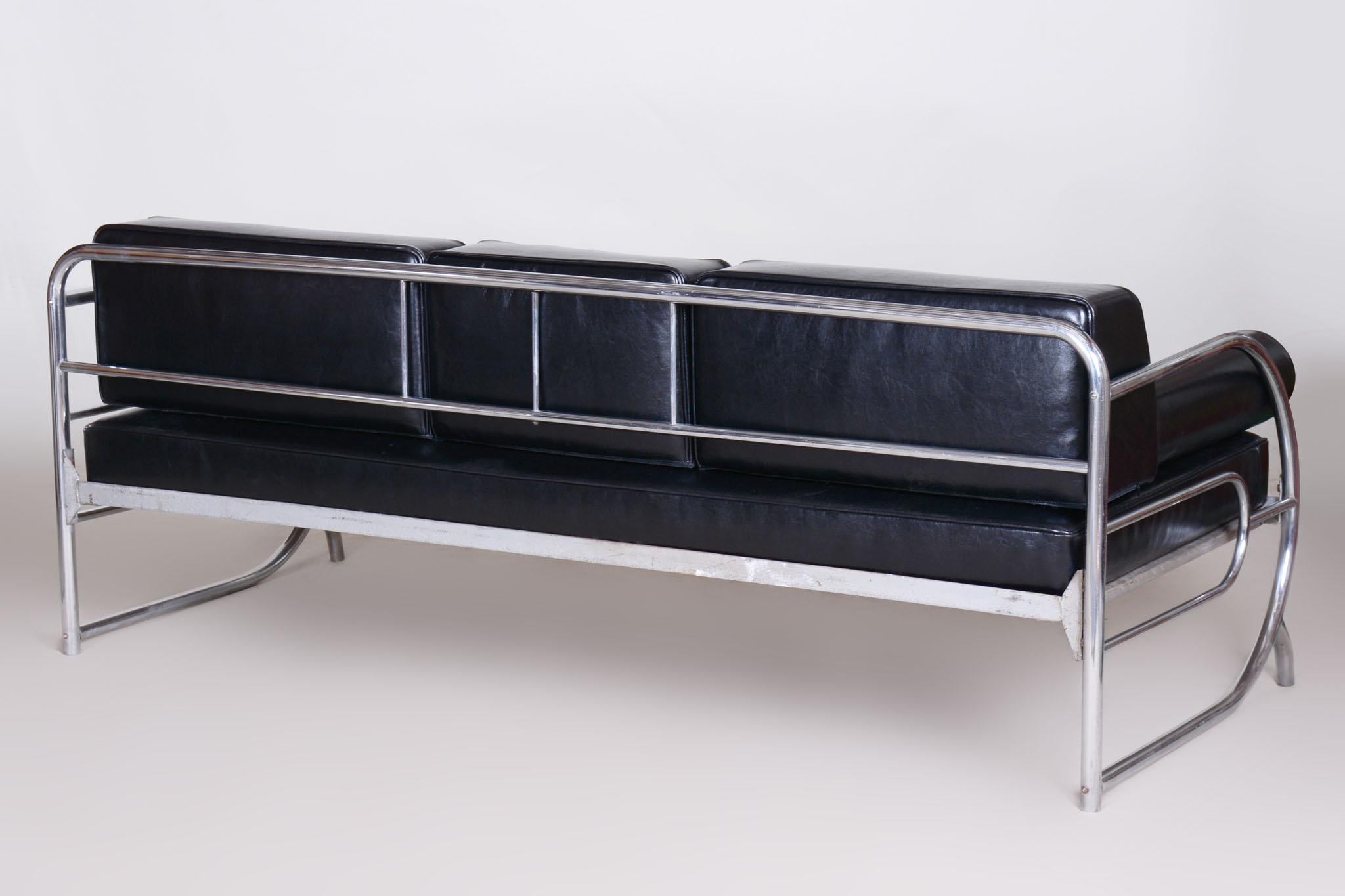 Canapé Bauhaus noir restauré, designer Robert Slezak, cuir de haute qualité, années 1930 Bon état - En vente à Horomerice, CZ