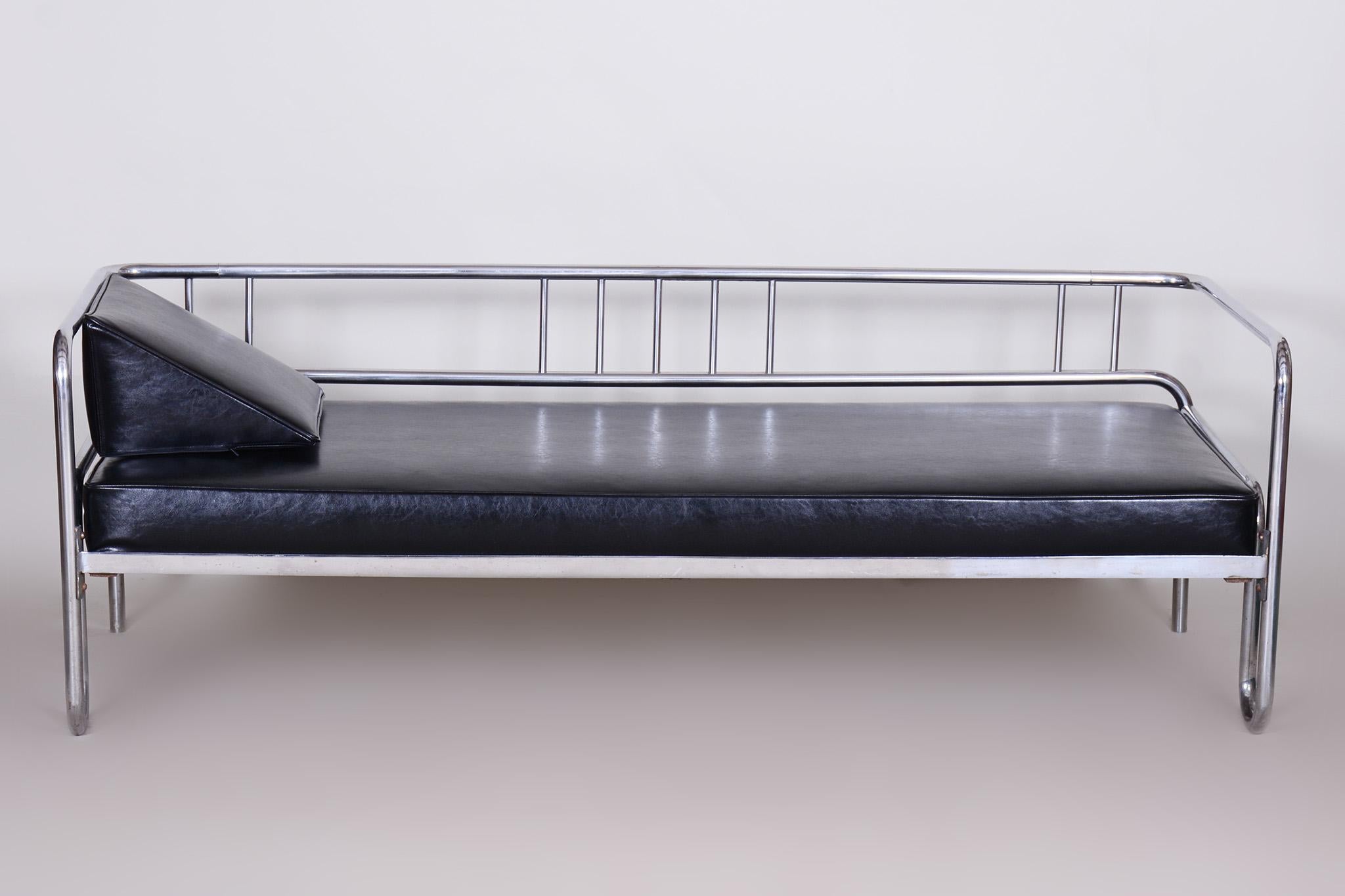 Restored Black Bauhaus Sofa, High-Quality Leather, Chrome-Plated Steel, 1930s In Good Condition For Sale In Horomerice, CZ