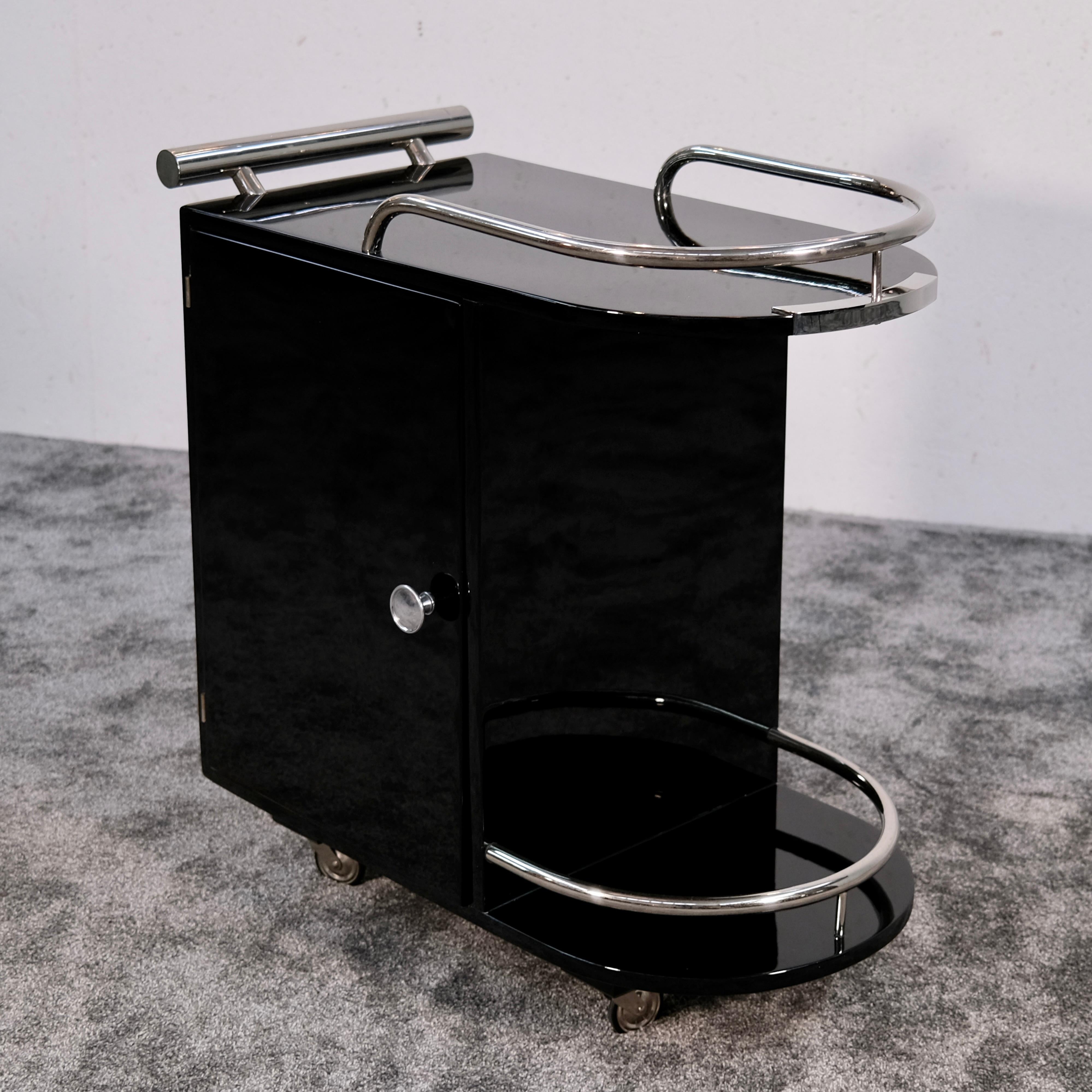 Laccato Carrello da cocktail Art Déco restaurato e laccato nero con portabottiglie, Francia, anni '30 in vendita