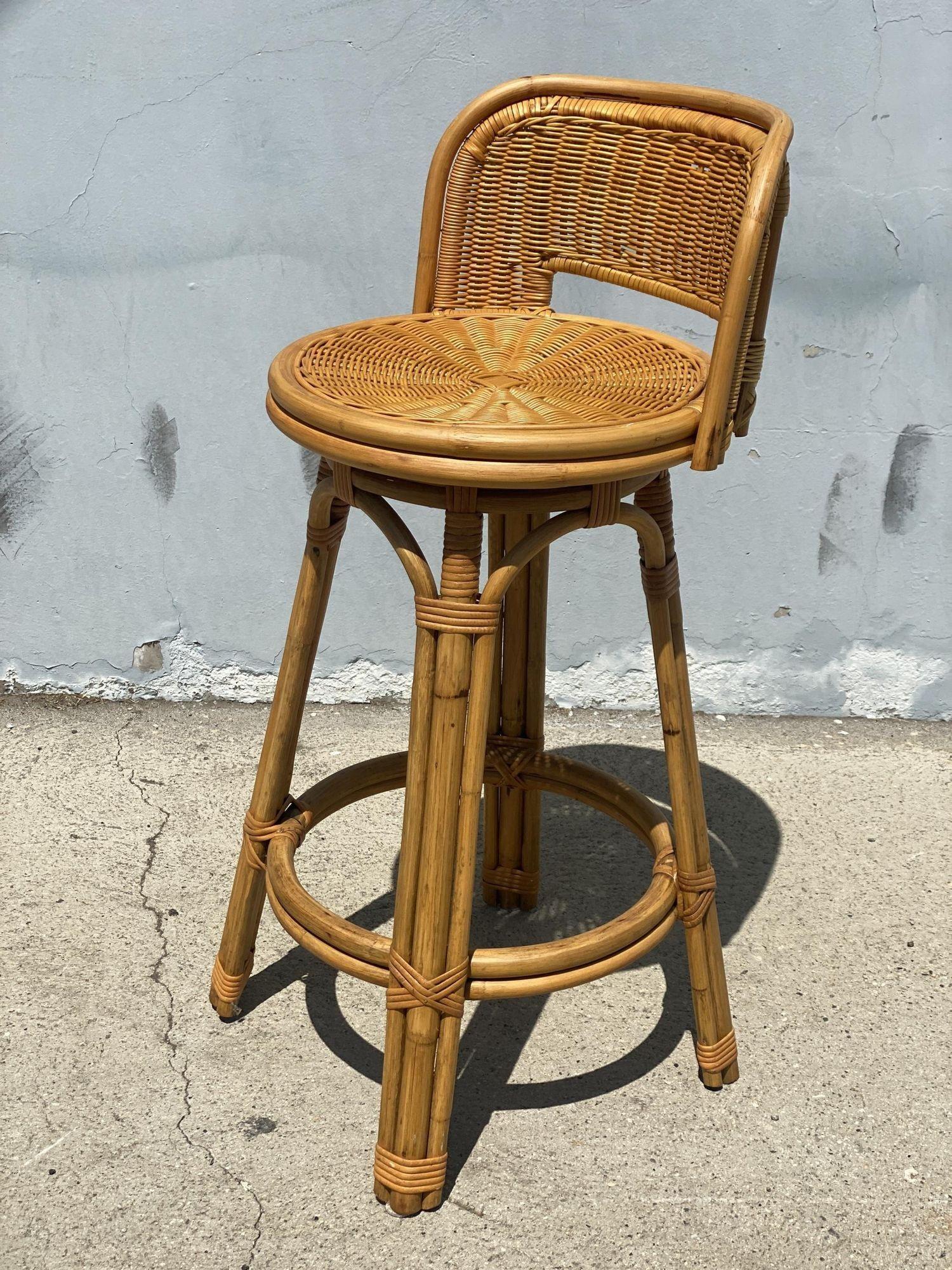 Restaurierter blonder Barhocker mit geflochtenen Korbweide-Sitzen, 3er-Set (amerikanisch)