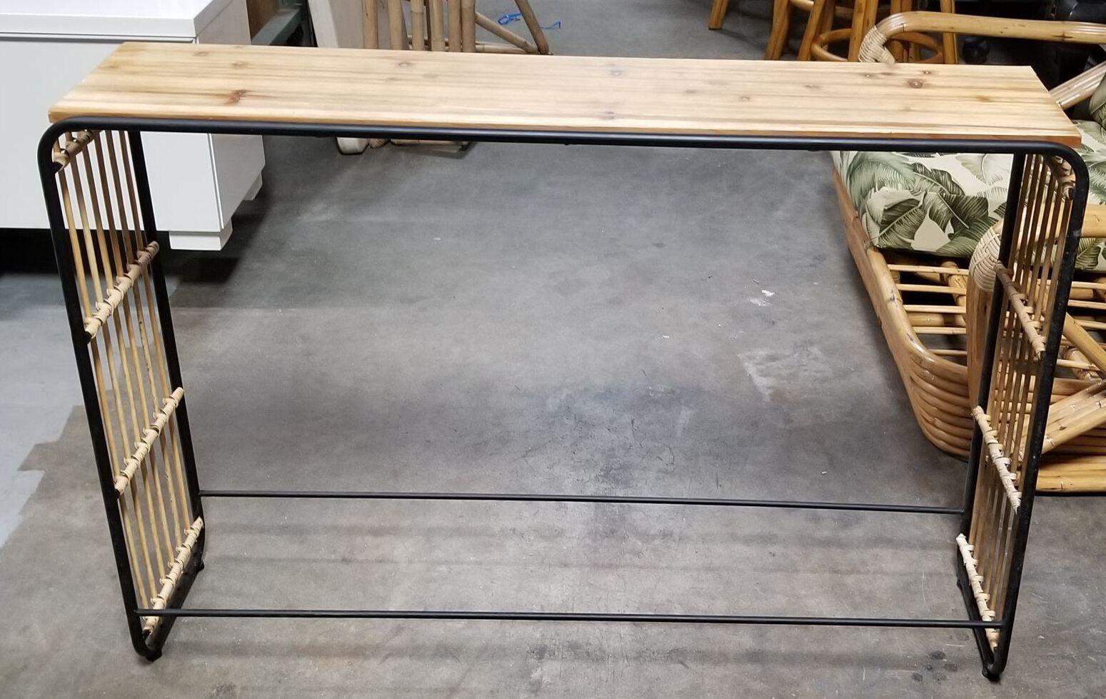 Consola en cascada de madera rubia restaurada y ratán de caña Acero en venta