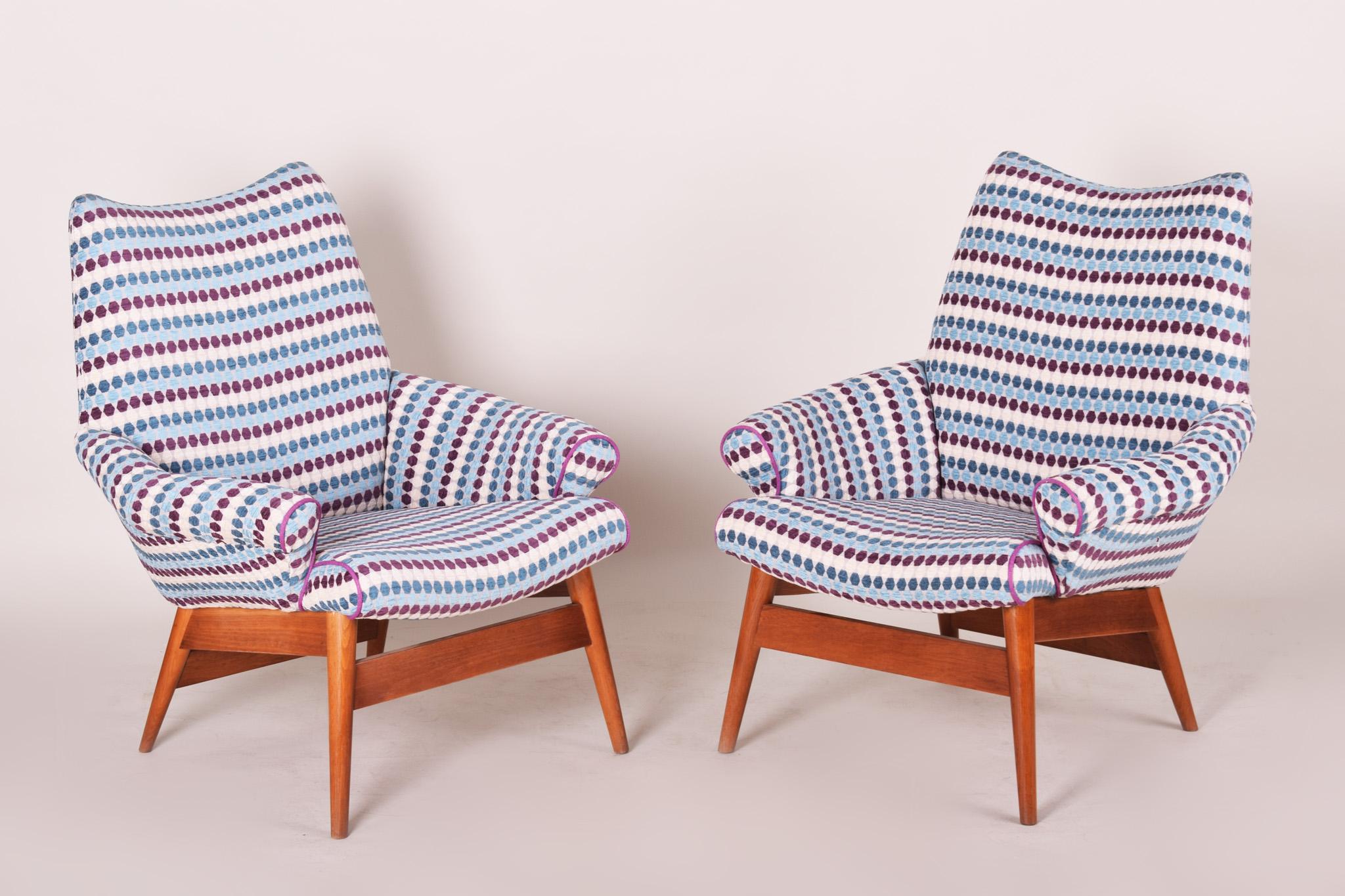 Pair of armchairs, midcentury Czechoslovakia
Period 1950-1960.
Material: Oak
New upholstery and fabric.





