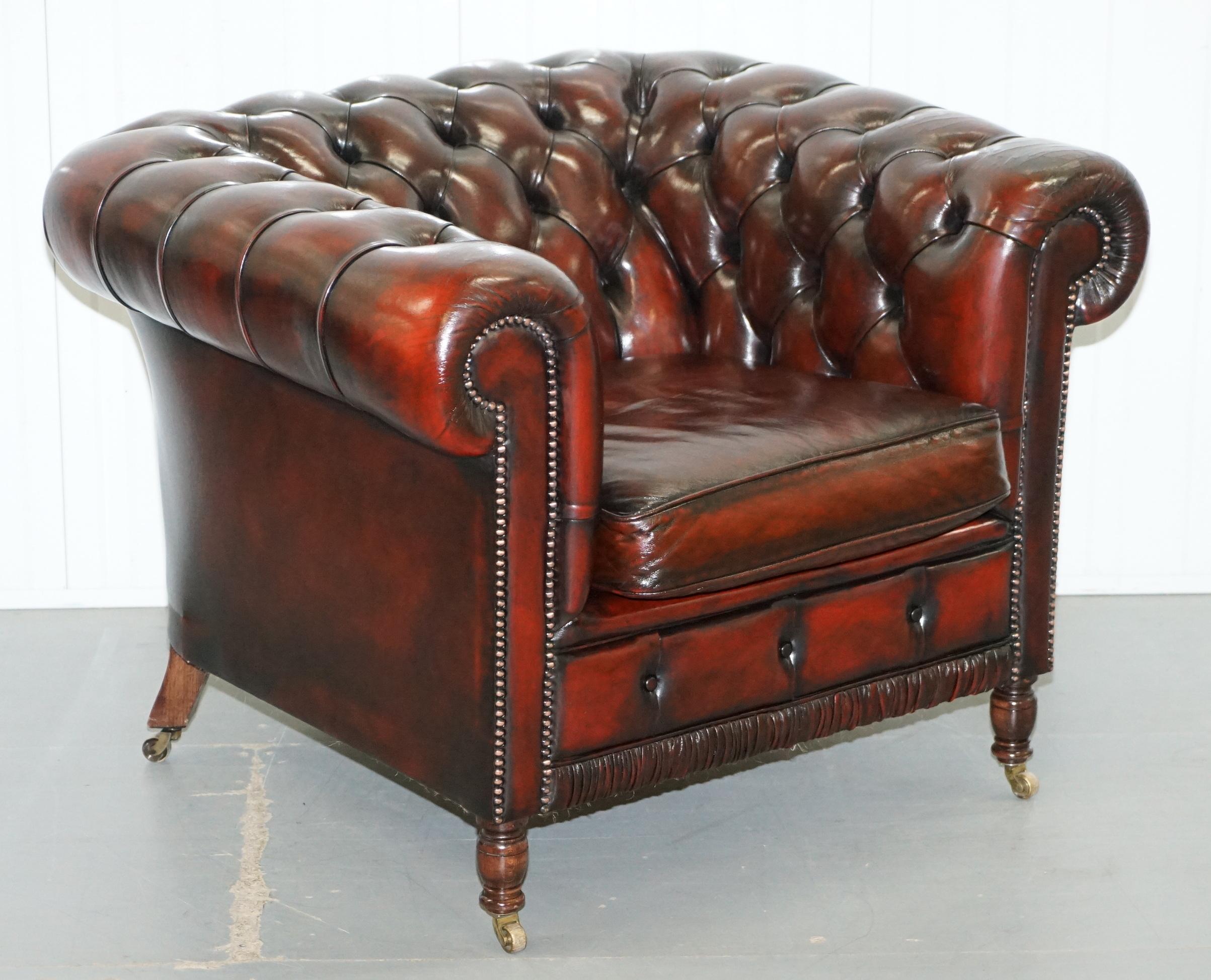 Restored Bordeaux Leather Chesterfield Club Suite Armchair & Sofa on Turned Legs For Sale 4