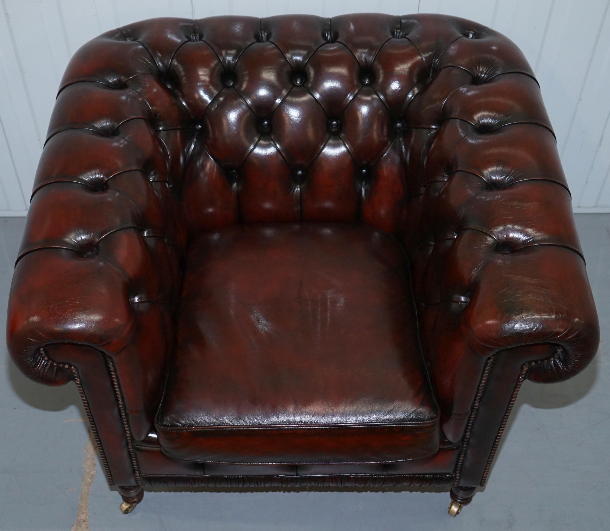 Restored Bordeaux Leather Chesterfield Club Suite Armchair & Sofa on Turned Legs For Sale 5