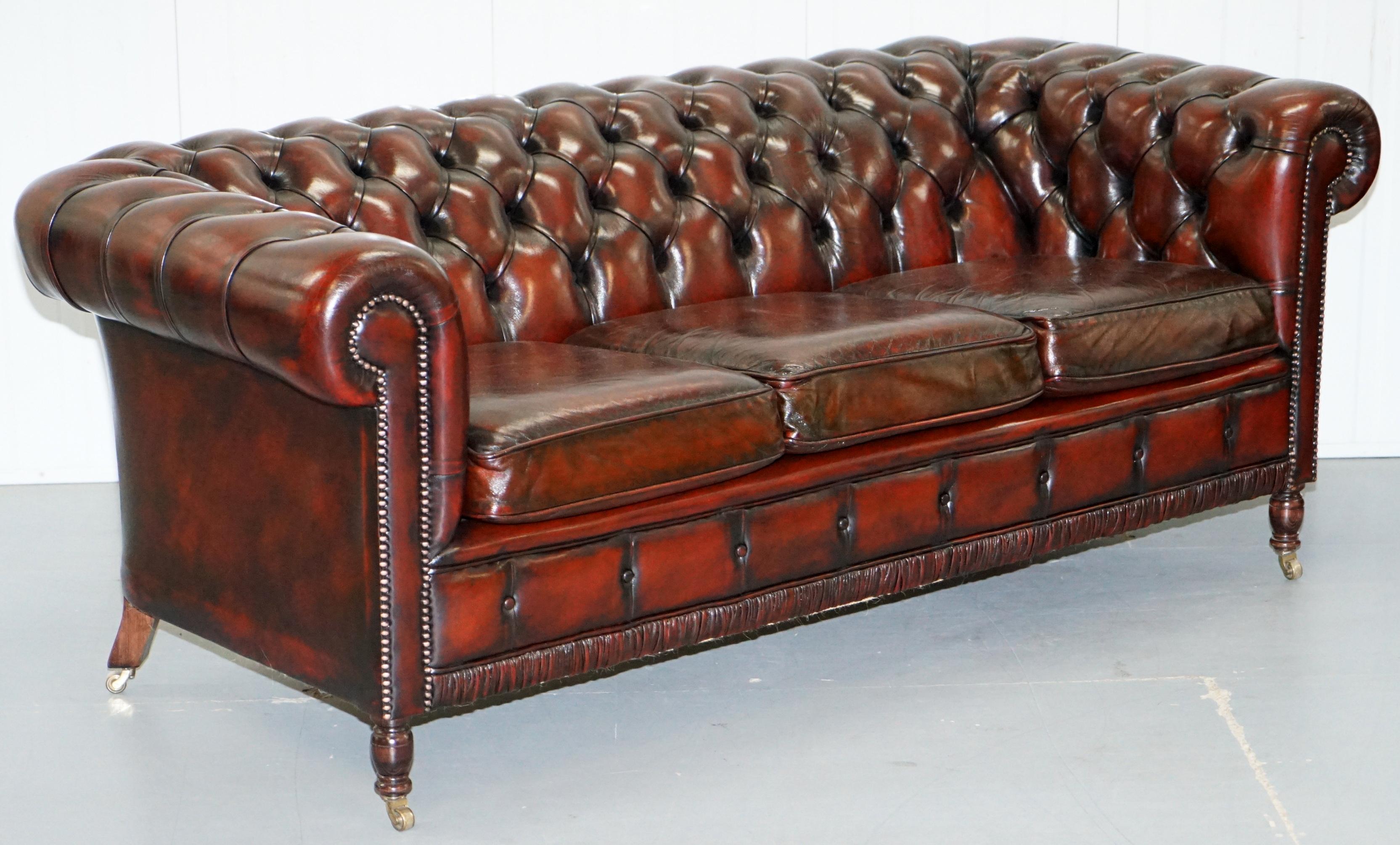Restored Bordeaux Leather Chesterfield Club Suite Armchair & Sofa on Turned Legs For Sale 6