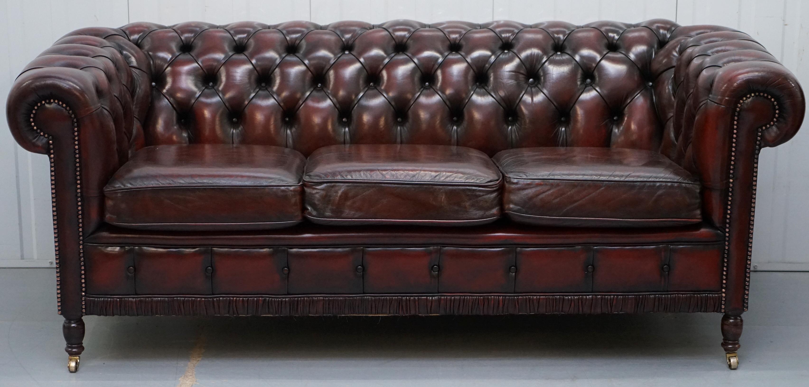 Restored Bordeaux Leather Chesterfield Club Suite Armchair & Sofa on Turned Legs For Sale 7