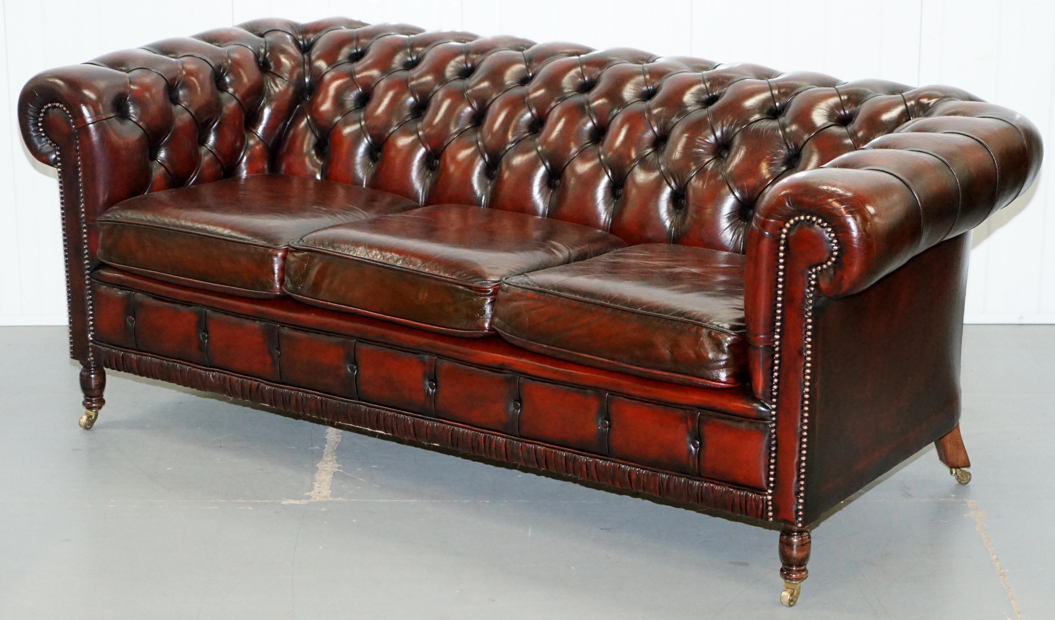 Restored Bordeaux Leather Chesterfield Club Suite Armchair & Sofa on Turned Legs For Sale 8