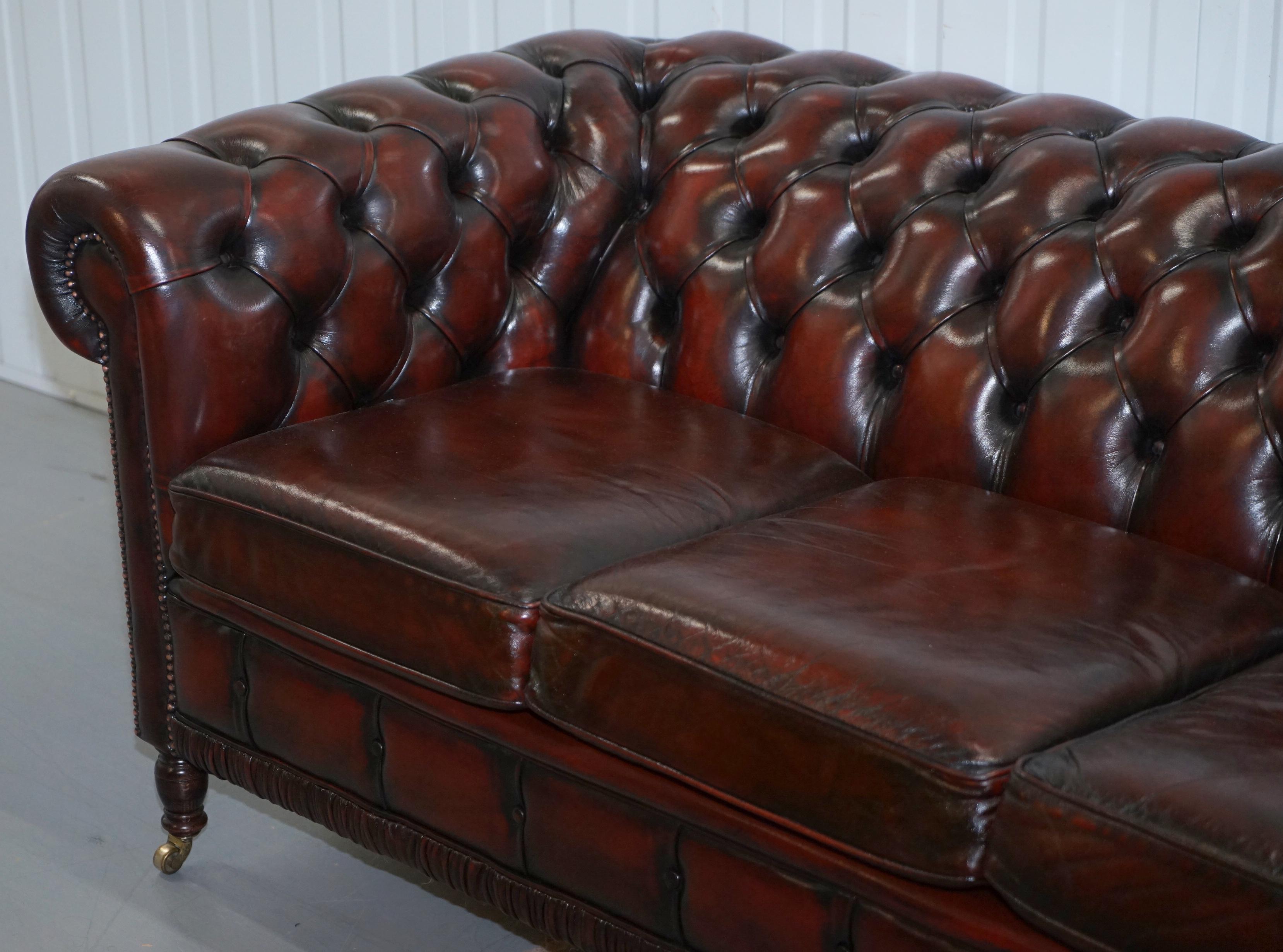 Restored Bordeaux Leather Chesterfield Club Suite Armchair & Sofa on Turned Legs For Sale 9