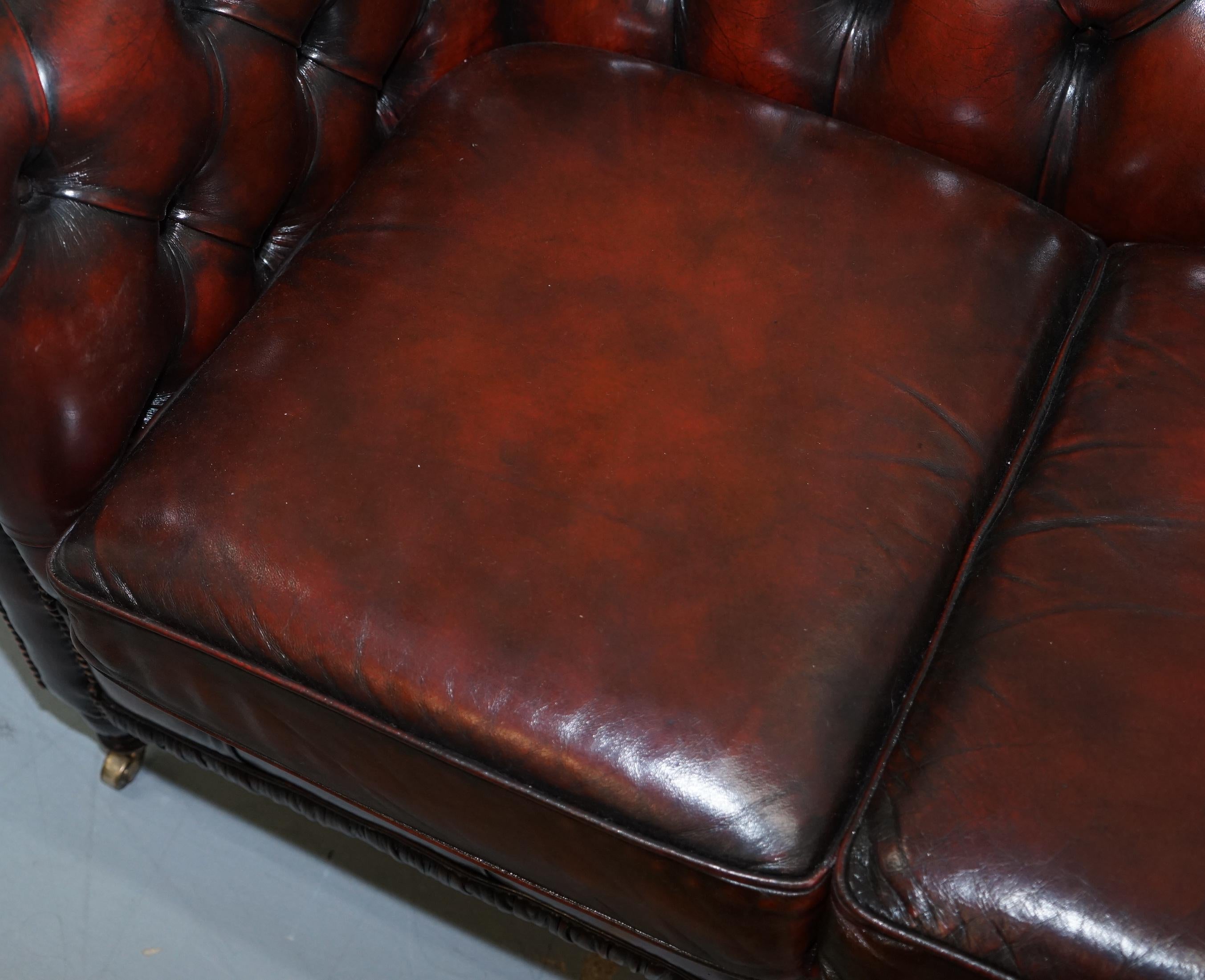 Restored Bordeaux Leather Chesterfield Club Suite Armchair & Sofa on Turned Legs For Sale 10