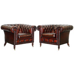 Restaurierte Bordeaux Leder Chesterfield Club Suite Sessel & Sofa auf gedrechselten Beinen