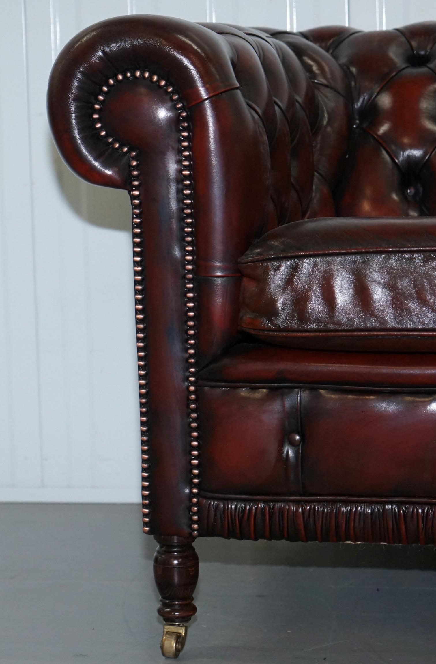 Restored Bordeaux Leather Chesterfield Club Suite Armchair & Sofa on Turned Legs For Sale 11