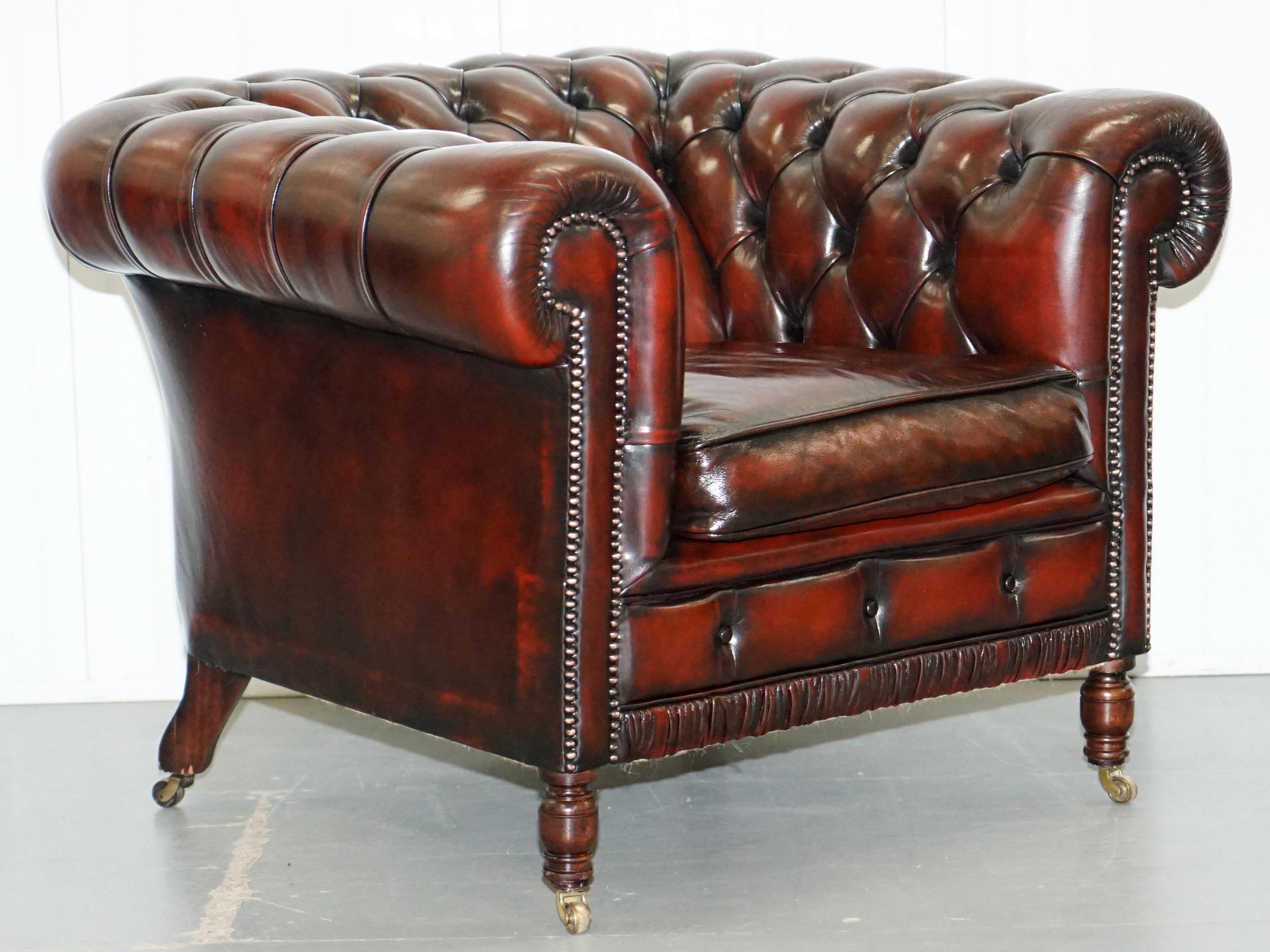 Restaurierte Bordeaux Leder Chesterfield Club Suite Sessel & Sofa auf gedrechselten Beinen (Viktorianisch) im Angebot