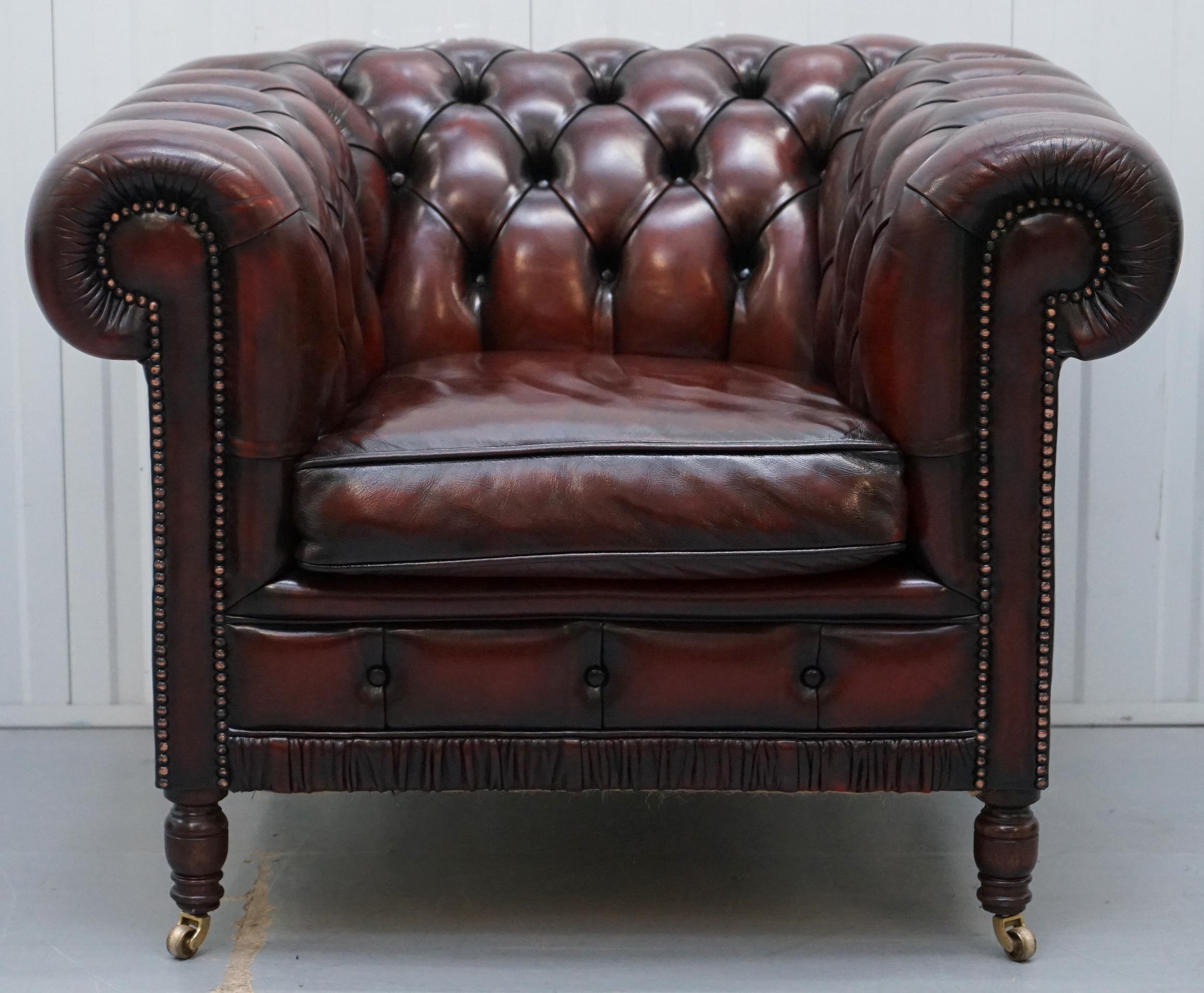 Restaurierte Bordeaux Leder Chesterfield Club Suite Sessel & Sofa auf gedrechselten Beinen (Britisch) im Angebot